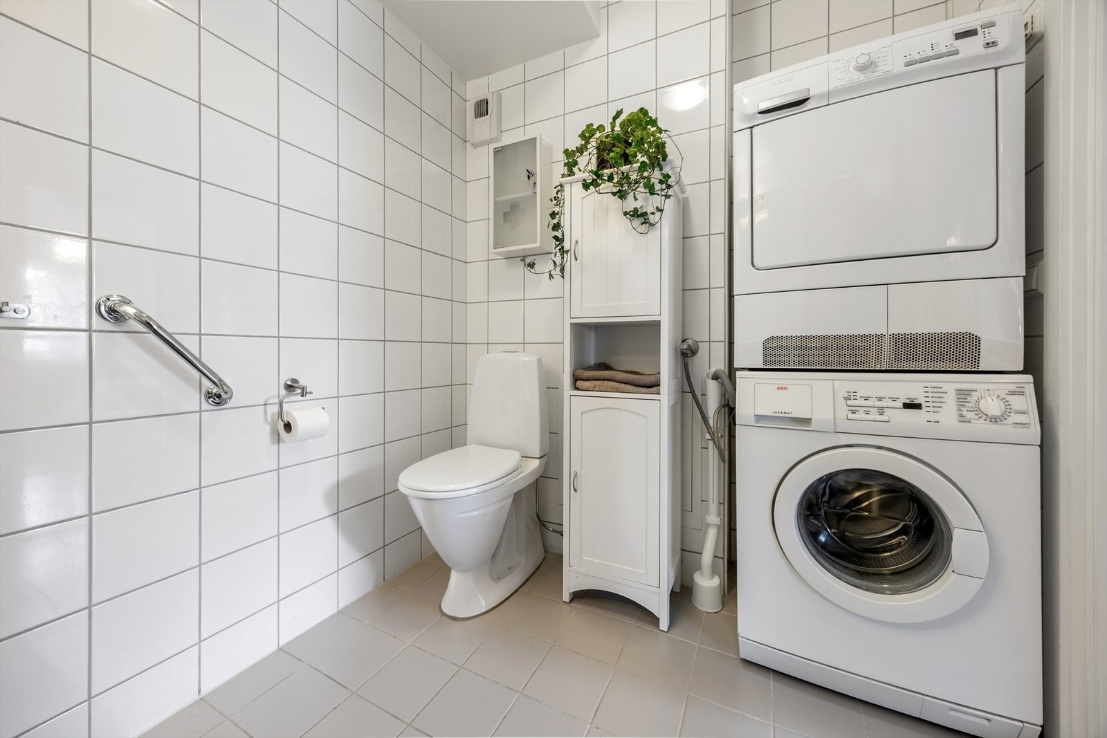 Badet har opplegg til vaskemaskin/tørketrommel. Galleribilde