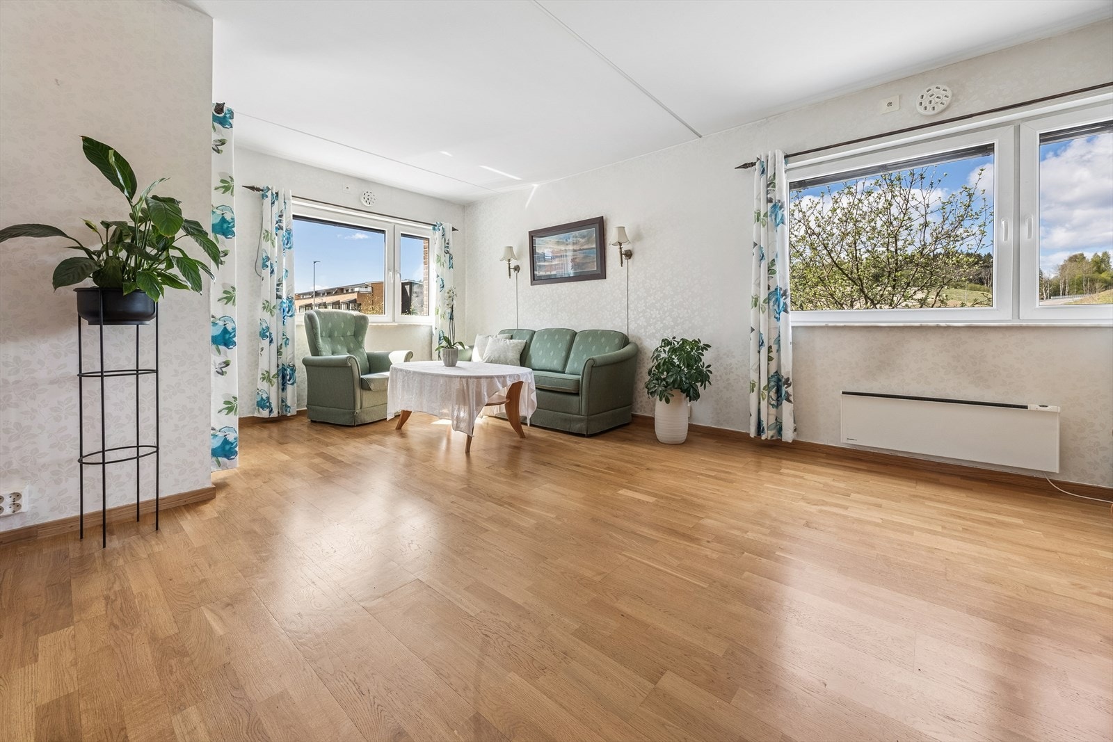 Legg merke til at stuen har vinduer langs to sider av rommet som gir rikelig med lysinnslipp og hyggelig utsikt over nærområdet. Galleribilde