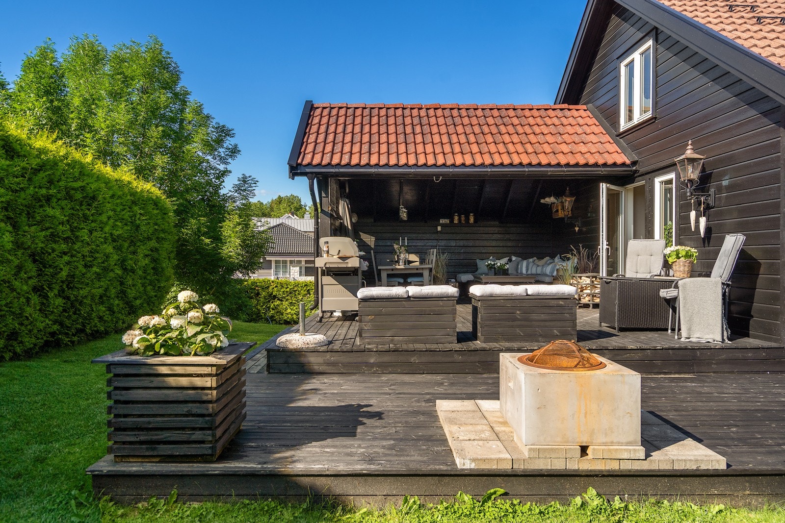 Utang til usjenert og meget solrik terrasse Galleribilde