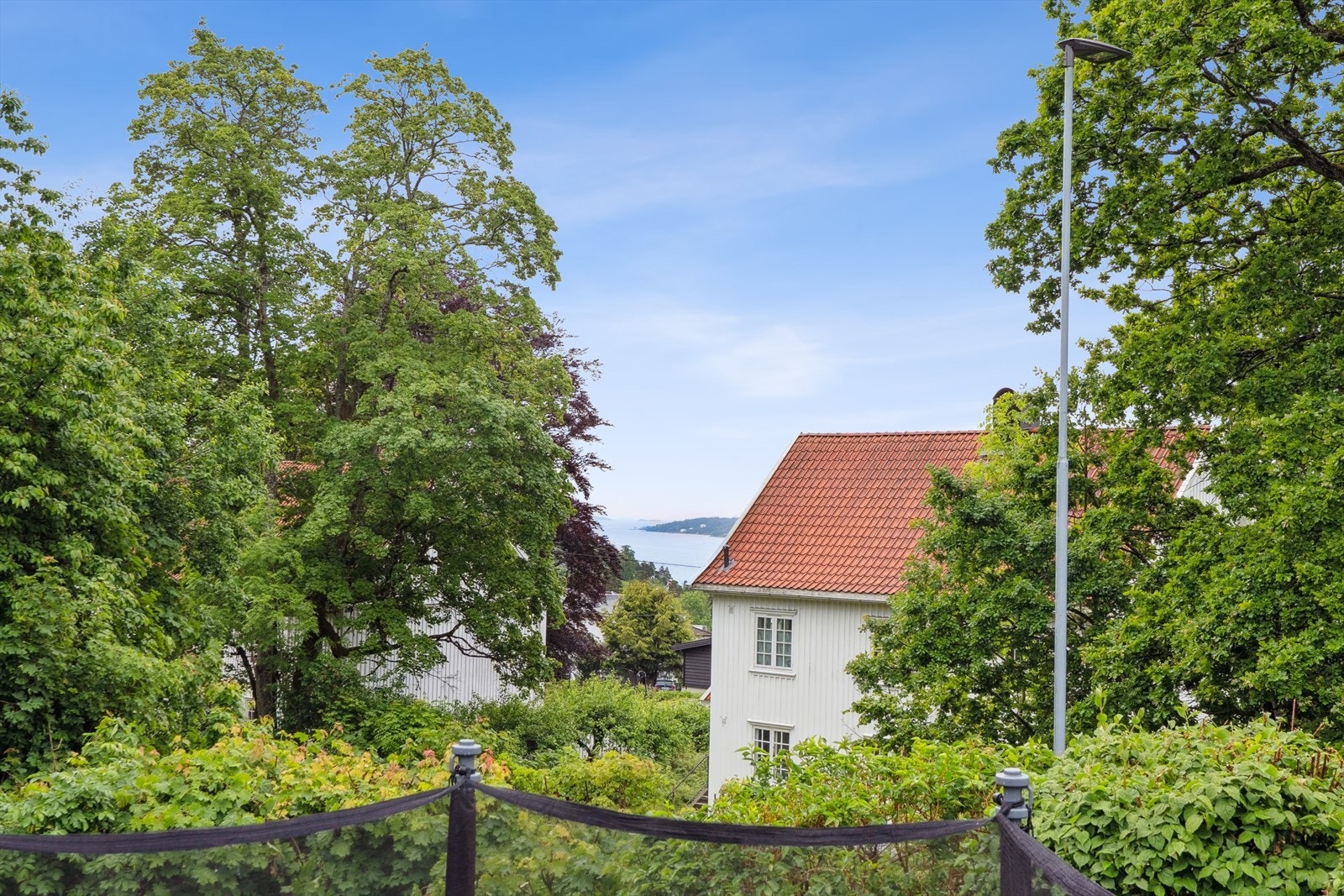 Eiendommen har vestvendt beliggenhet som gir gode solforhold og noe utsikt mot deler av Oslofjorden. Galleribilde