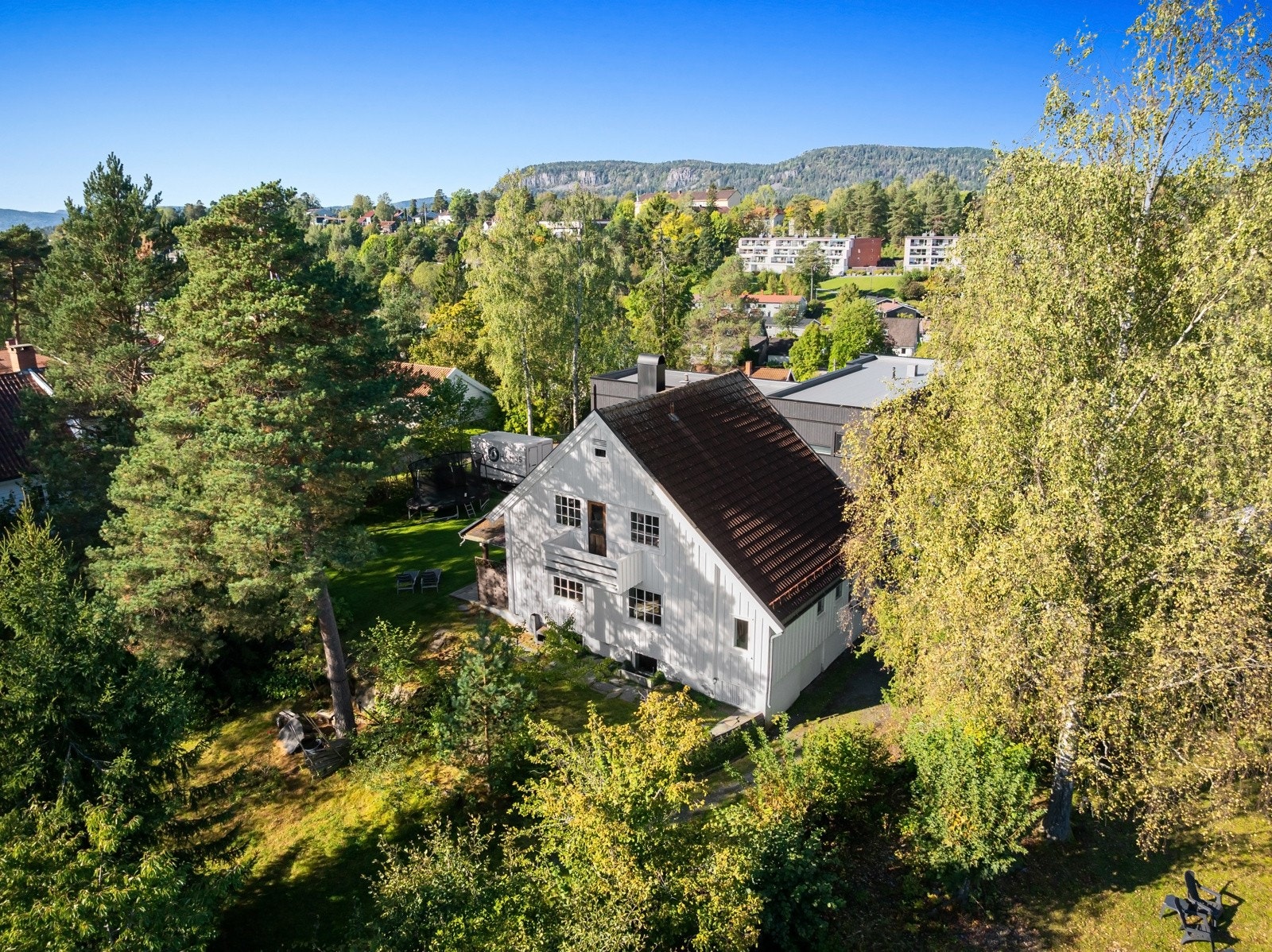 Velkommen til Furuveien 15 C - Nydelig enebolig på høydedrag med nydelige lys- og utsiktsforhold - Kontakt meglere på 452 18 292 / 464 59 630 dersom privatvisning ønskes. Fotografering: ZOvenfra AS Galleribilde