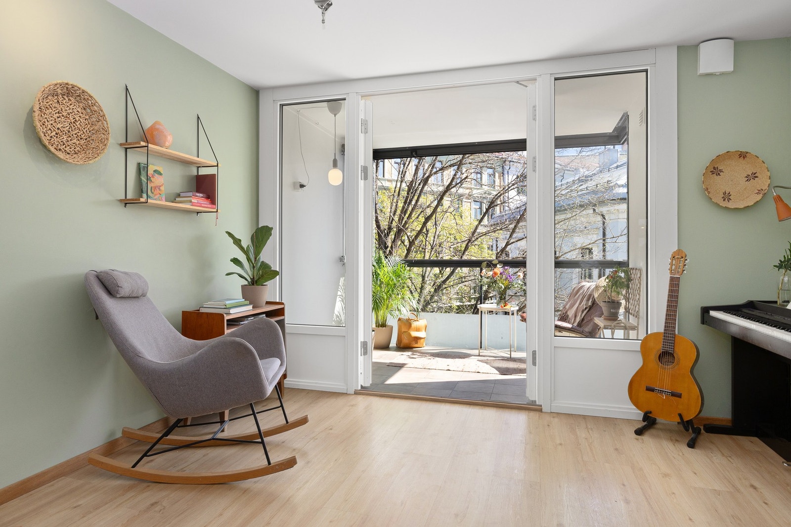 Fra stuen er det utgang til en fin, innglasset balkong. Galleribilde