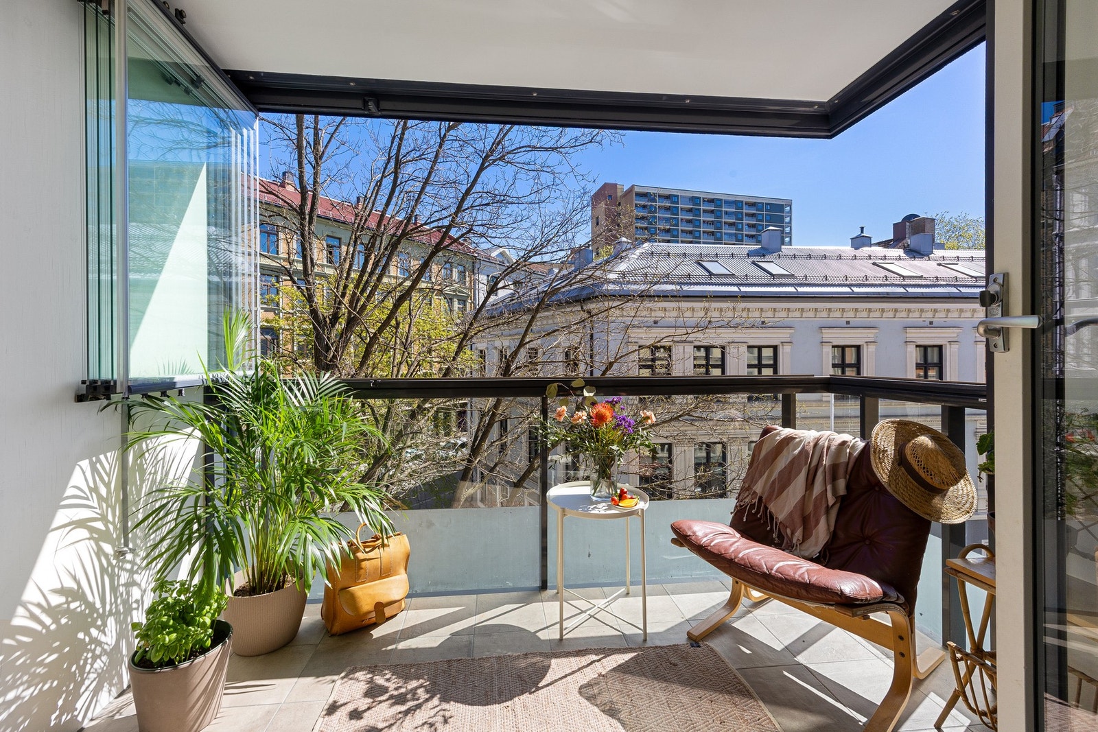 Vinduene på balkongen kan skyves til siden, slik at du kan nyte solen. Galleribilde