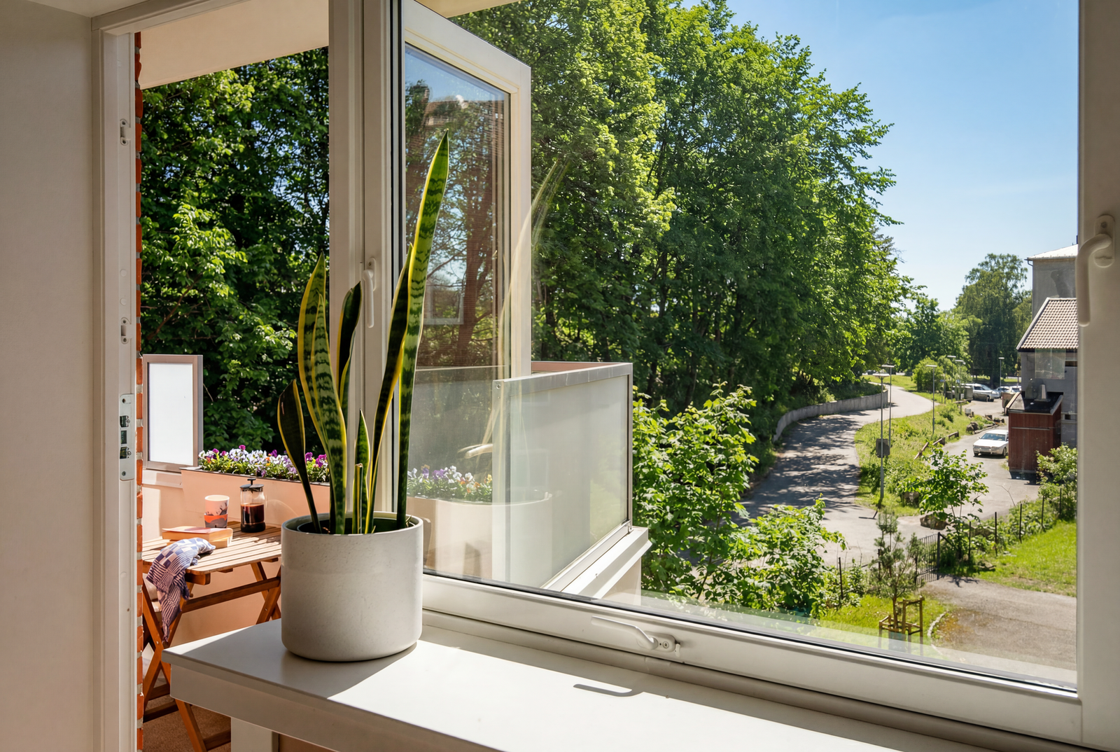 Fra stuen har du fri og åpen utsikt mot sør og Torshovdalen. Galleribilde