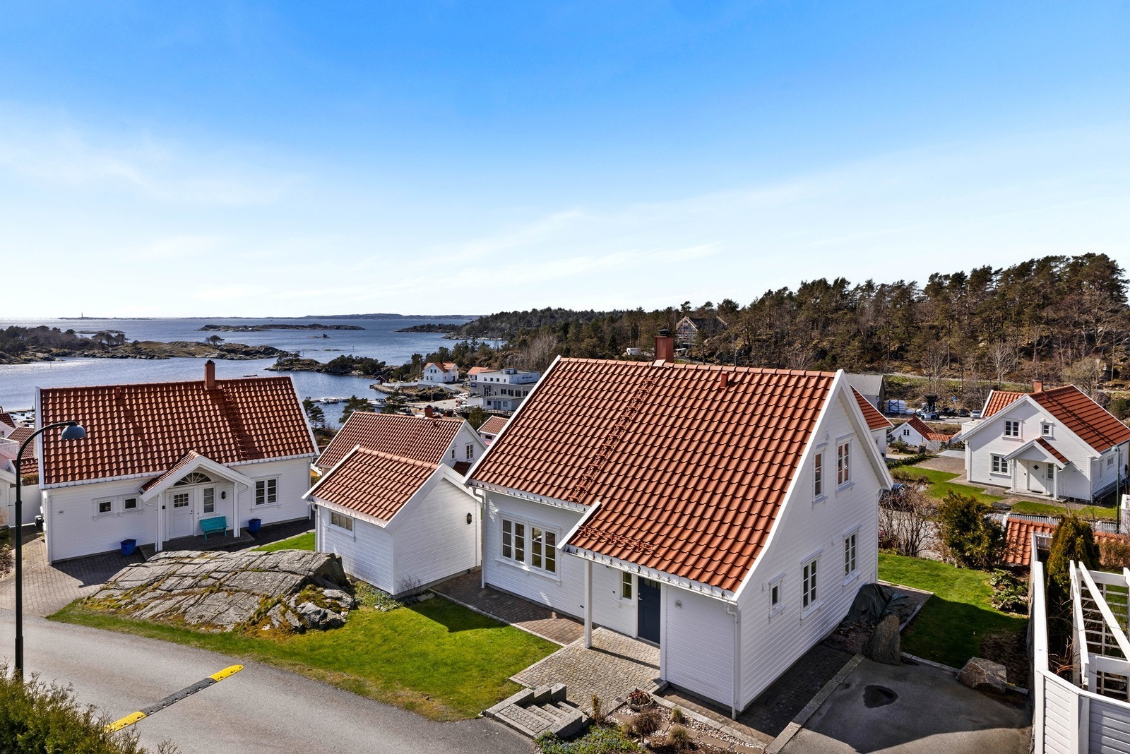Hytten ligger meget solrikt til og med usjenert uteområde samt en utestue. Parkering på tomt. snarlig overtakelse. Galleribilde