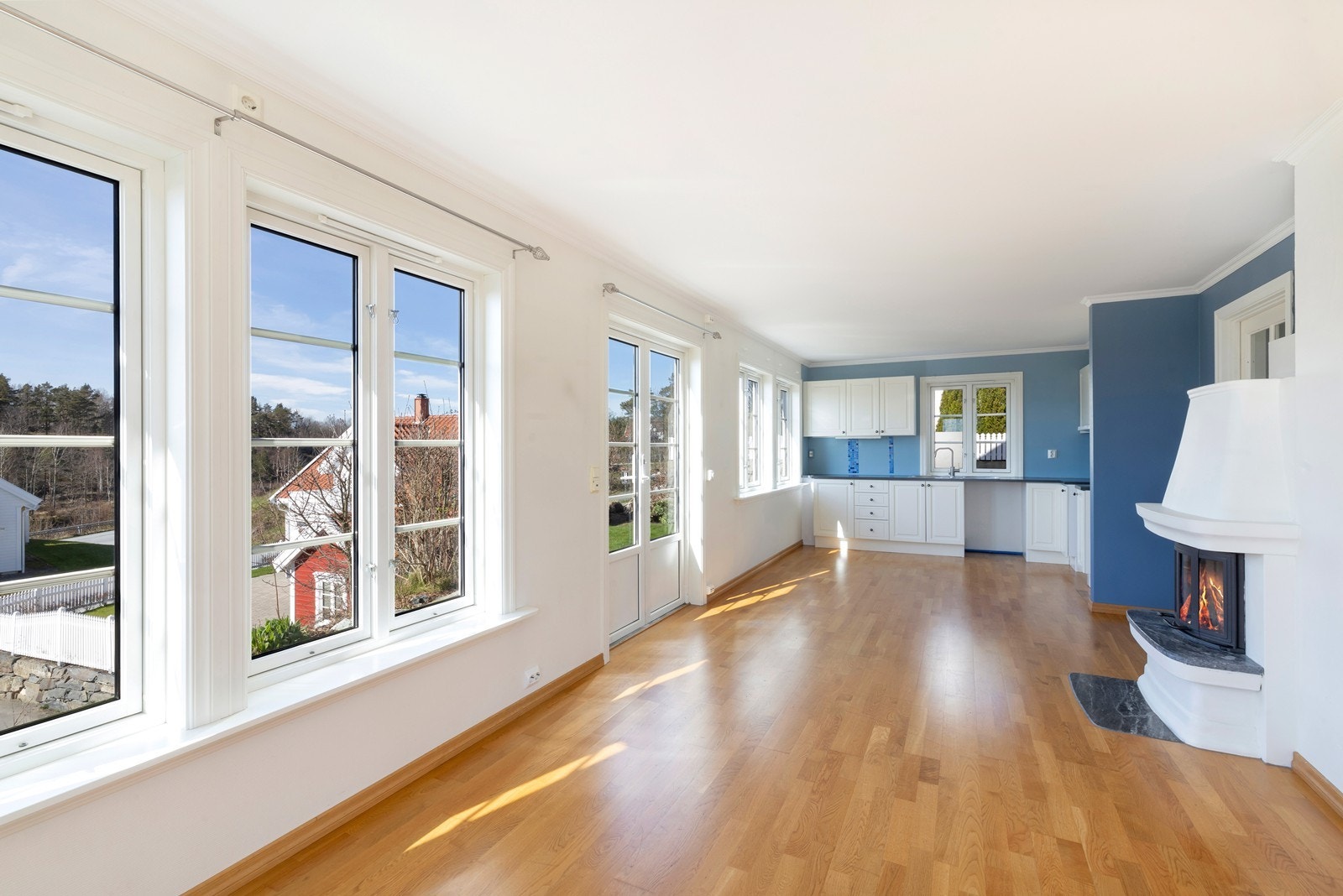 Utgang til solrik hage, platting og utestue. Galleribilde
