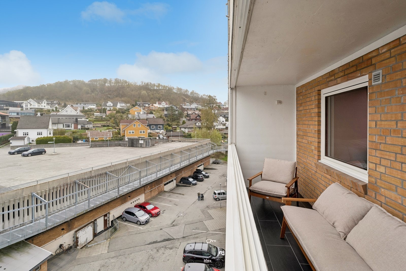 Verandaen har flislagt gulv og skyvbare glassfelt. Galleribilde