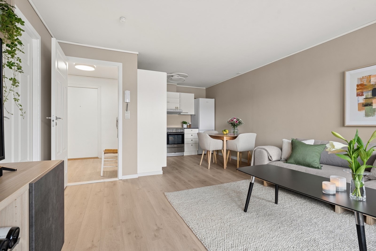Stuen har god plass til både sofagruppe og spisebord i tilknytning til kjøkkenet. Galleribilde