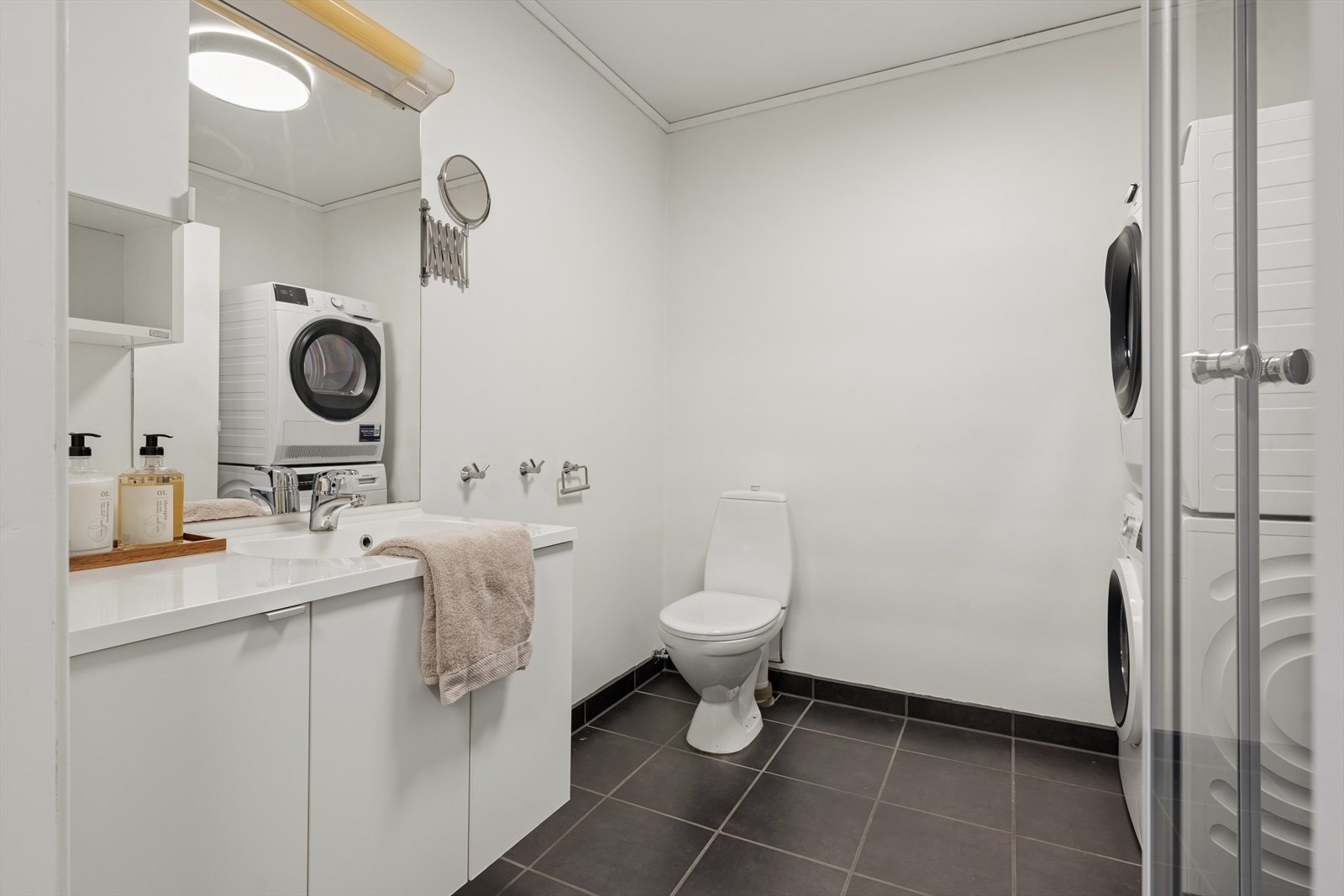 Badet har flislagt gulv med elektriske varmekabler og opplegg for vaskemaskin. Galleribilde