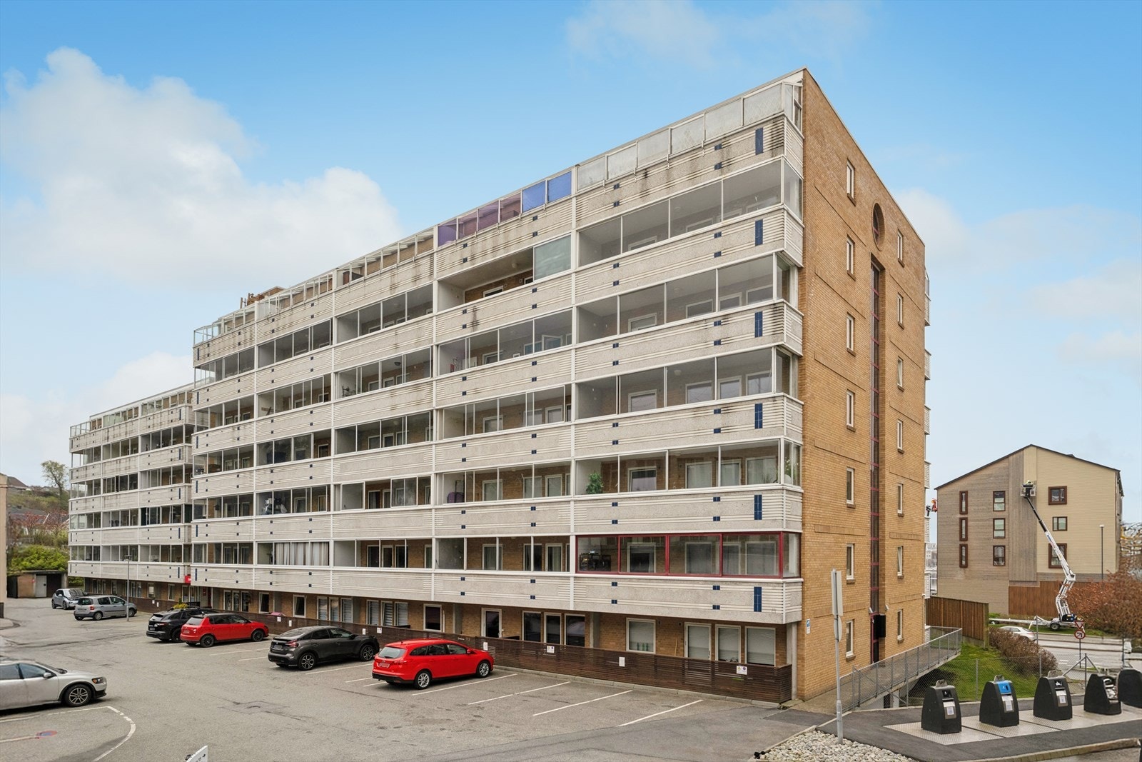 Bygget er fra 1990 og er en del av Sameiet Hanasenteret, som består av 106 boligseksjoner. Galleribilde