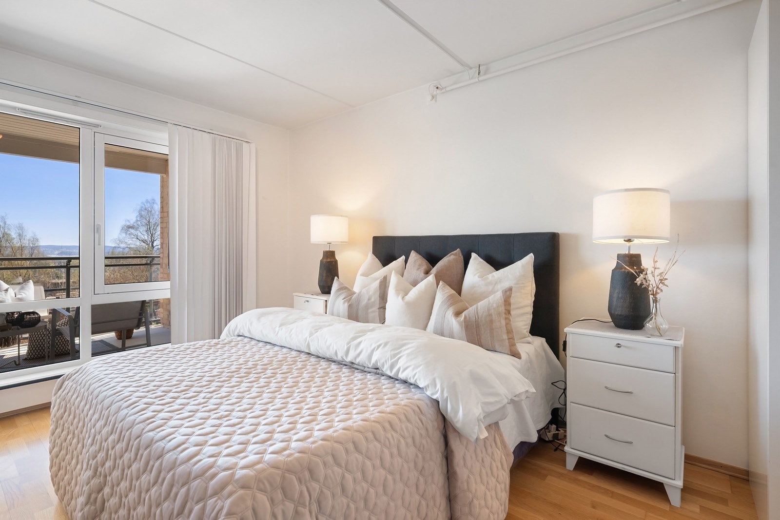 Rommet har god plass til dobbeltseng og nattbord. Galleribilde