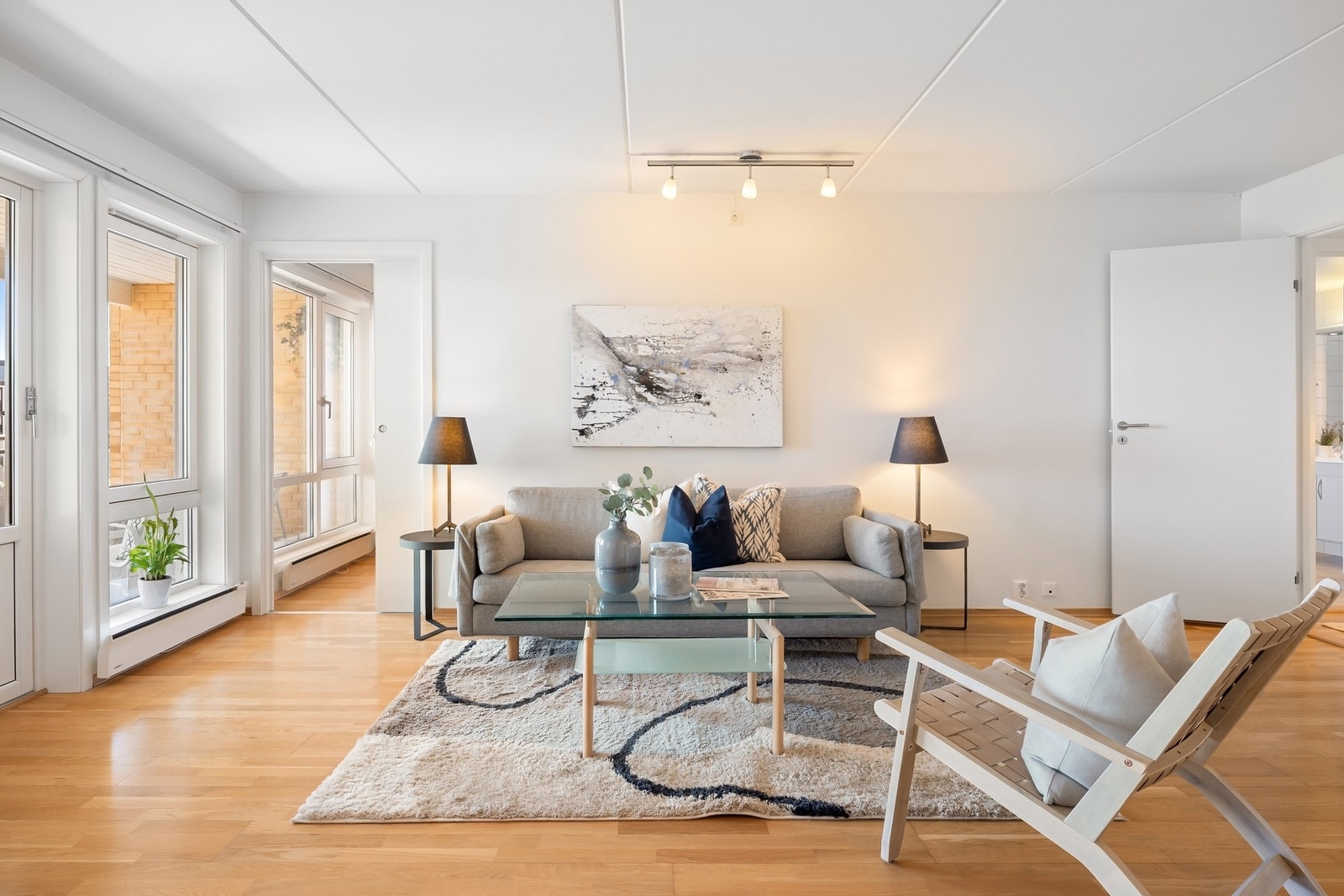 Store vindusflater slipper inn rikelig med dagslys og gir en luftig atmosfære. Galleribilde