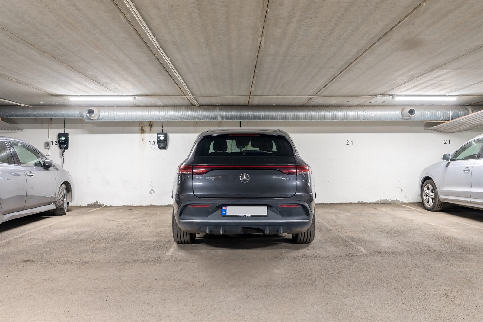 Det medfølger en fast parkeringsplass i felles, lukket garasjeanlegg. Galleribilde
