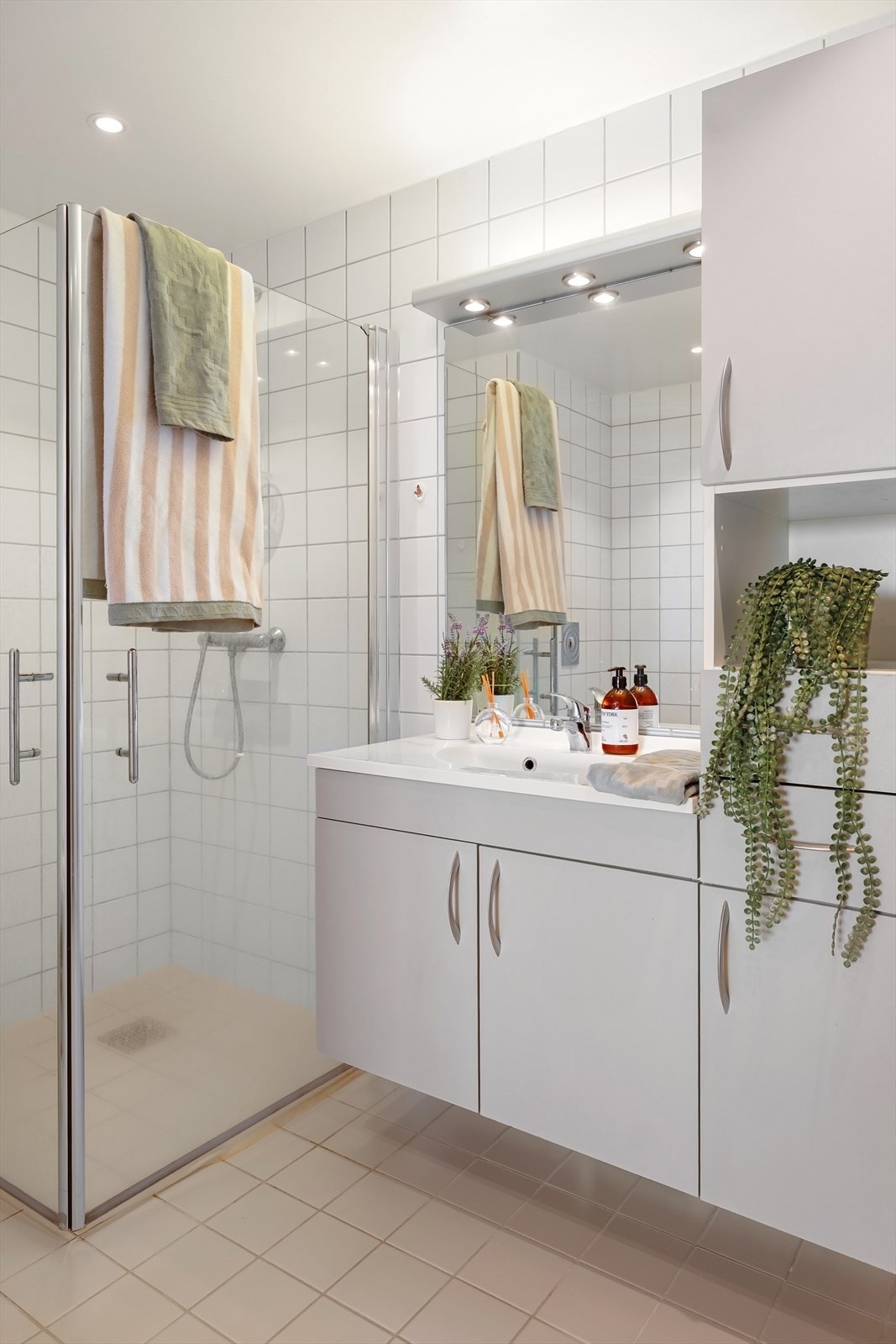 Det er opplegg for vaskemaskin på badet. Galleribilde