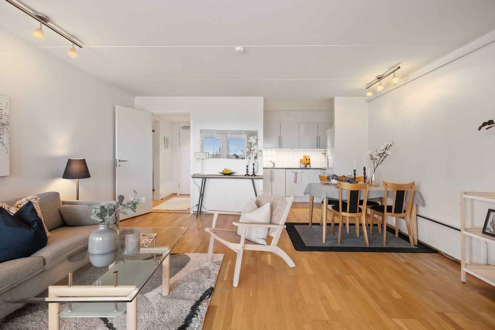 Her bor du komfortabelt med heisadkomst til etasjen, og med både varmtvann og bredbånd inkludert i felleskostnadene. Galleribilde