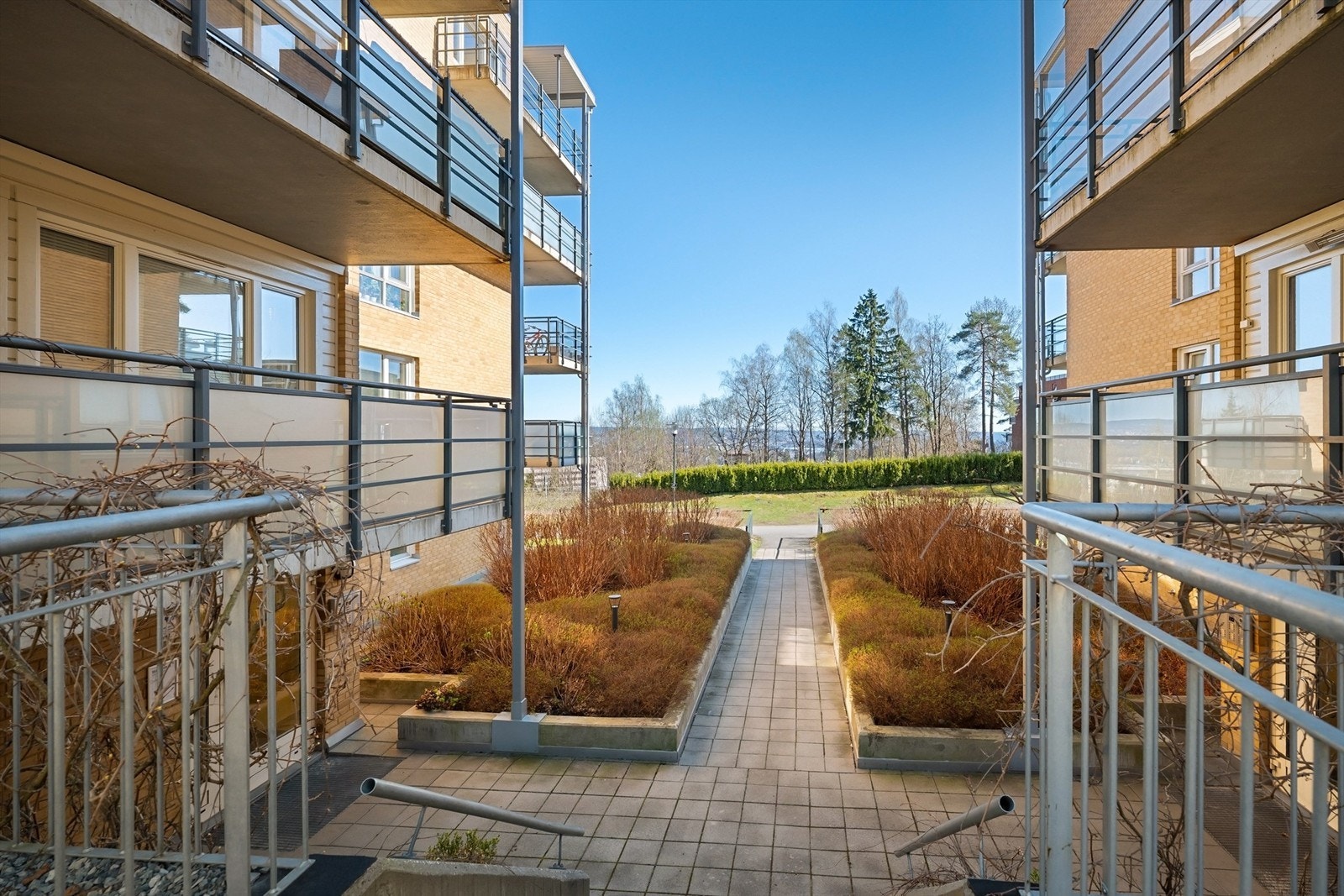Pent opparbeidede uteområder mellom byggene. Galleribilde