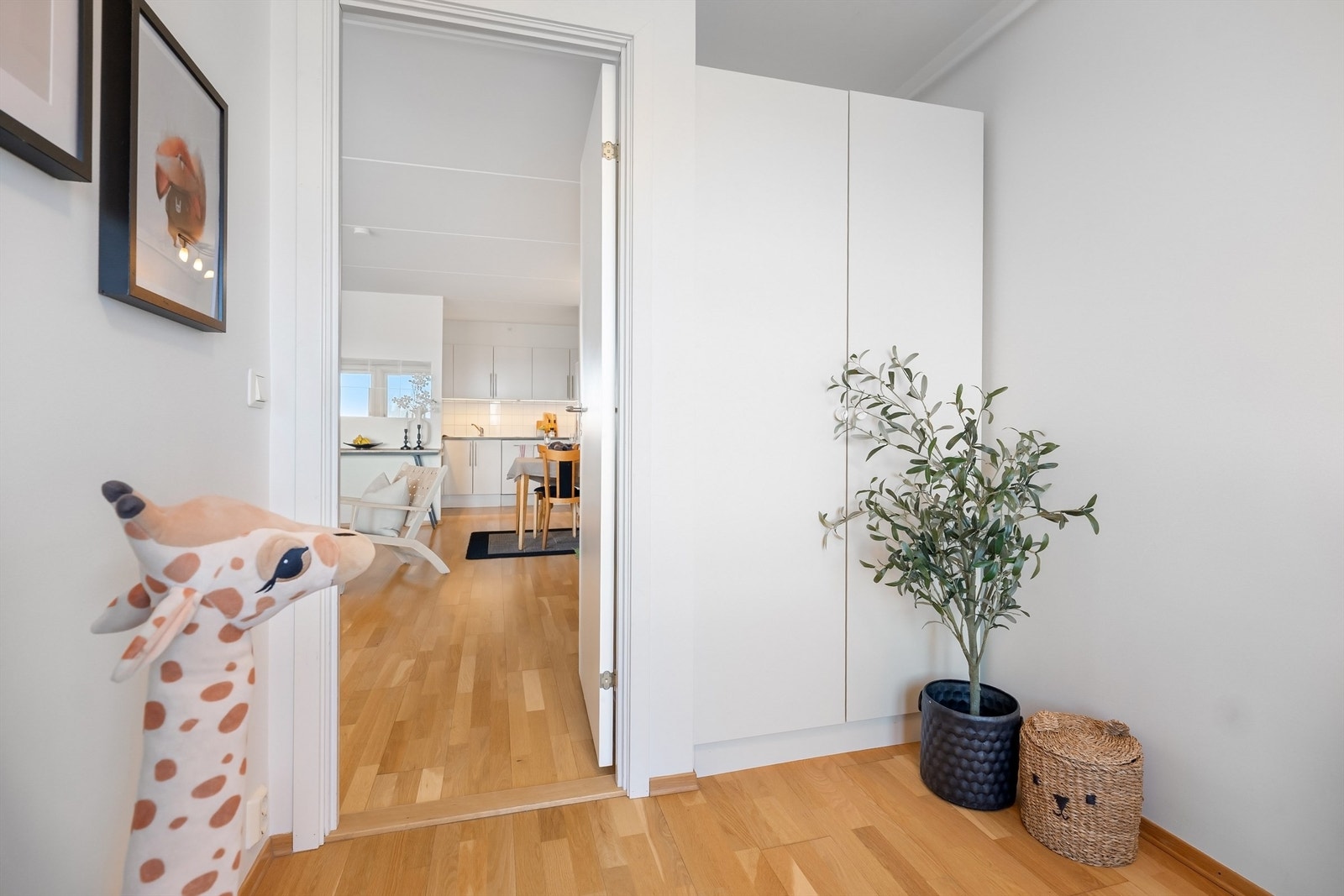 Fra gangen åpner leiligheten seg opp mot kjøkkenet og stuen. Galleribilde