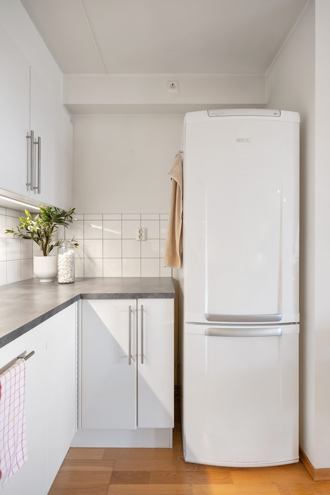 Det er avsatt plass til frittstående kjøleskap og komfyr. Galleribilde