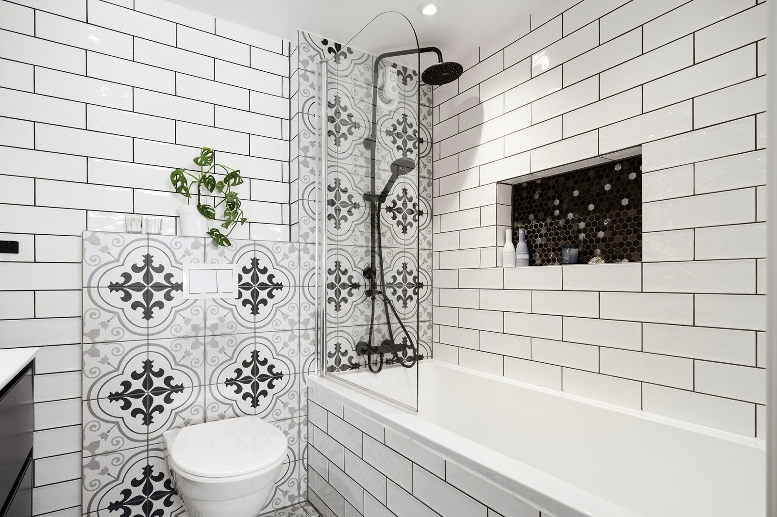 Badet er videre innredet med servant i baderomsmøbel, vegghengt toalett og badekar. Galleribilde