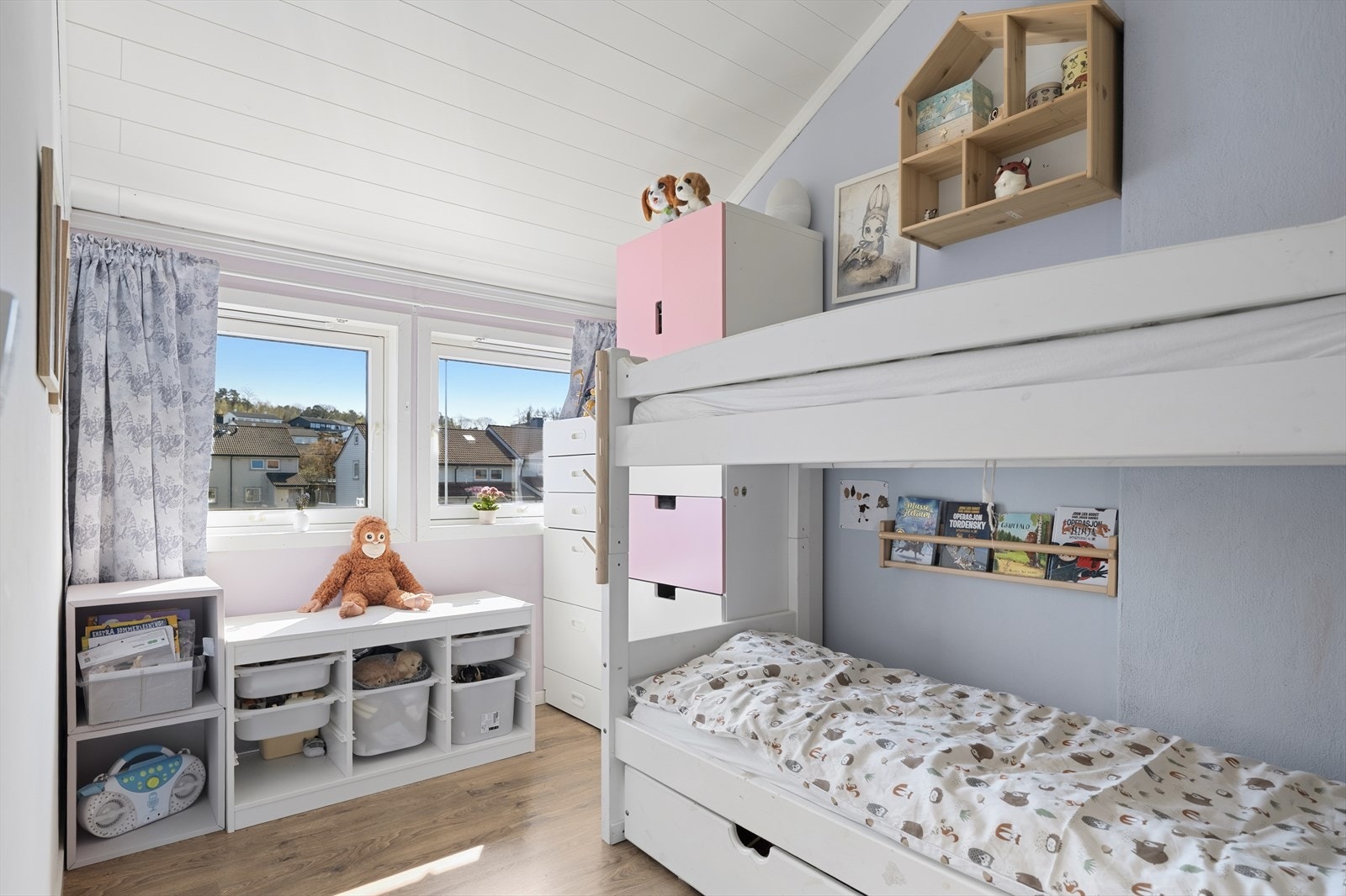 Soverom 2 har god takhøyde og plass seng, skap og ellers ønsket møblement. Galleribilde