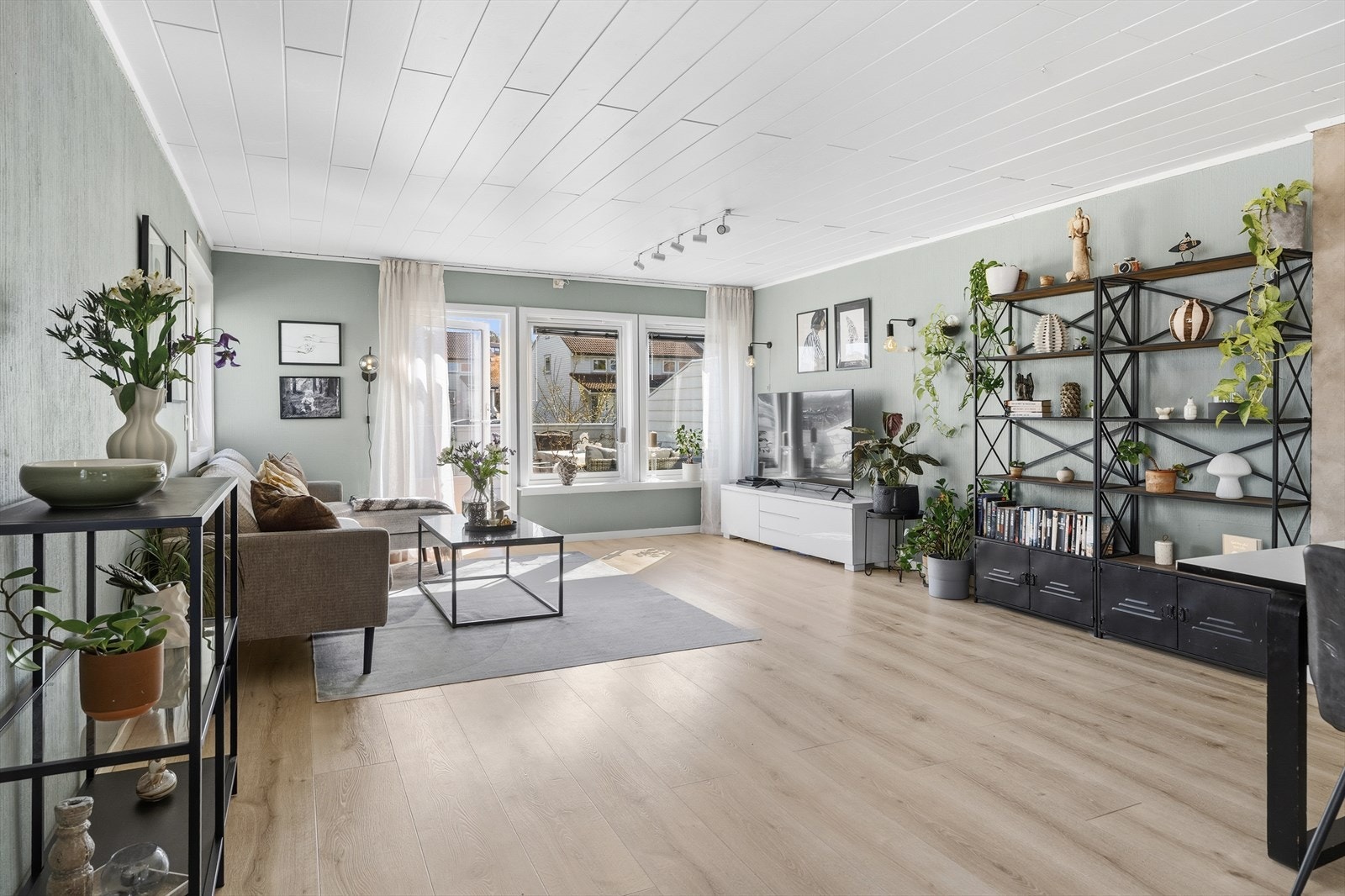 Stuen er bygget ut og har en fleksibel planløsning som gjør det enkelt å innrede i ulike soner. Galleribilde