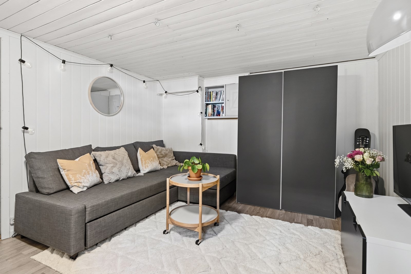 Ned i kjelleretasjen finner man kjellerstue og vaskerom. Galleribilde