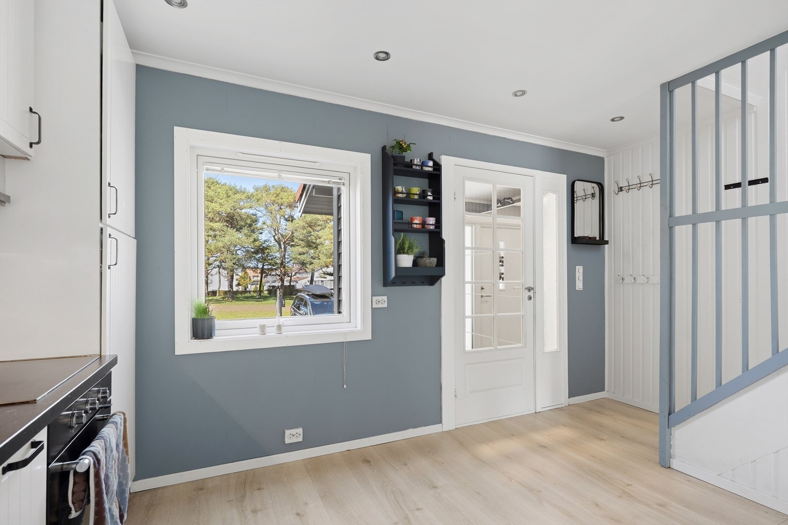 Ved kjøkkenet er det plass til et lite spisebord for enkle hverdagsmåltider. Galleribilde