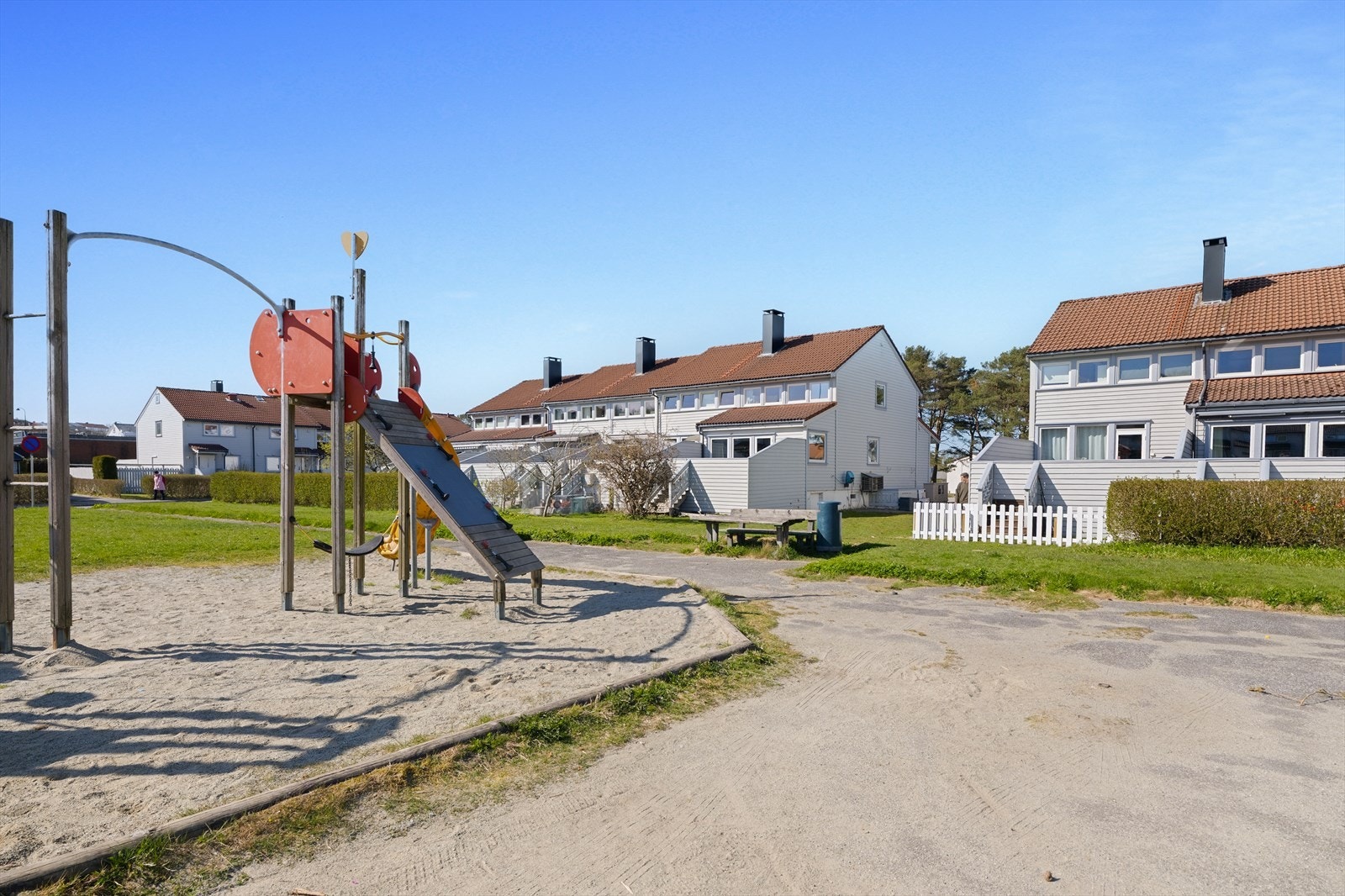 Eiendommen har en familievennlig beliggenhet med kort avstand til skoler og barnehager, flere lekeplasser og fine turområder. Galleribilde