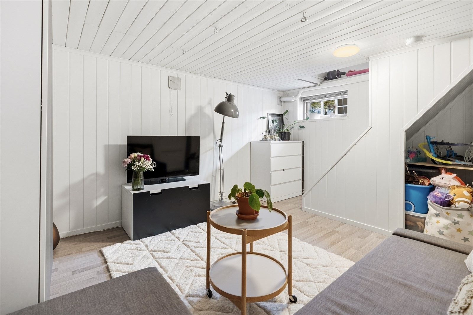 Ned i kjelleretasjen finner man kjellerstue og vaskerom. Galleribilde