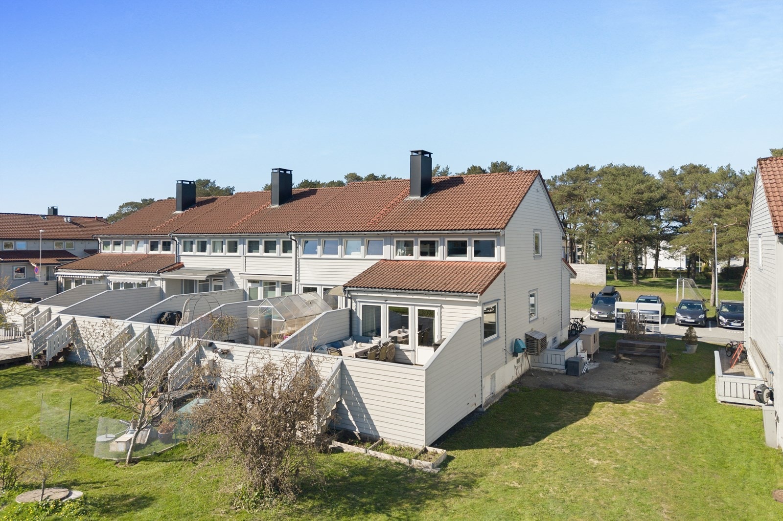 Velkommen til Solsletteveien 35A, et flott og innbydende enderekkehus, beliggende i et attraktivt og svært barnevennlig boligområde i Saxemarka. Galleribilde