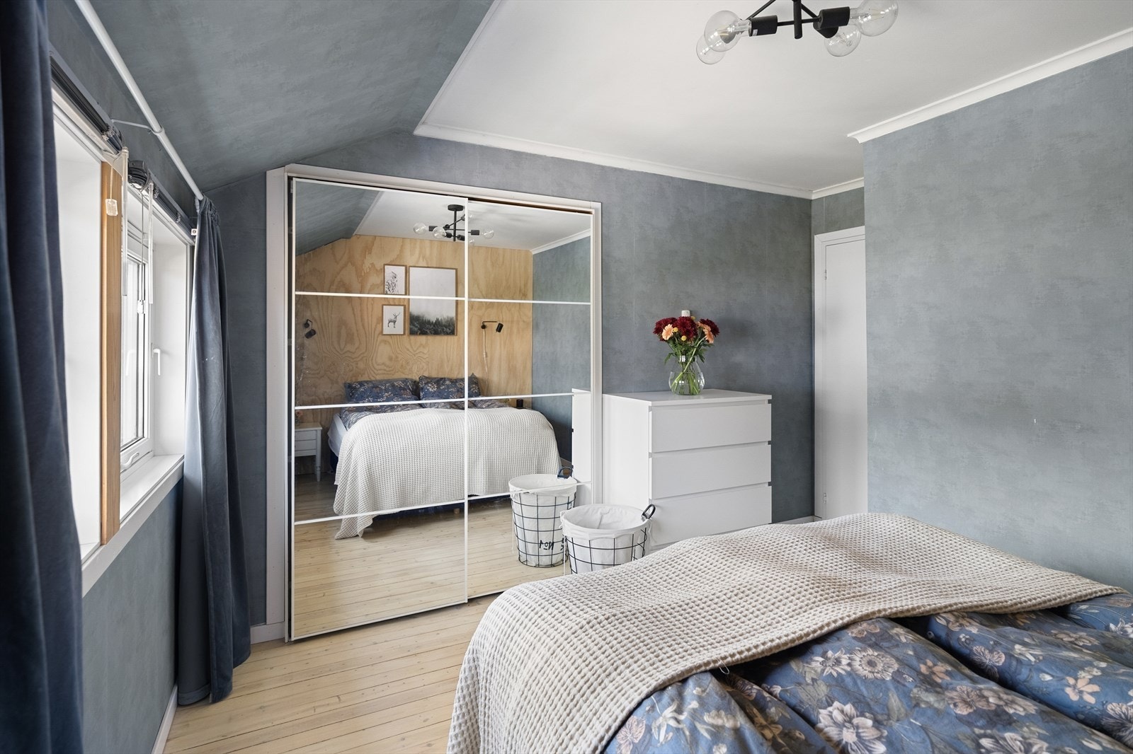 Hovedsoverommet har en romslig garderobe/stort innhuk bak skyvedører. Galleribilde