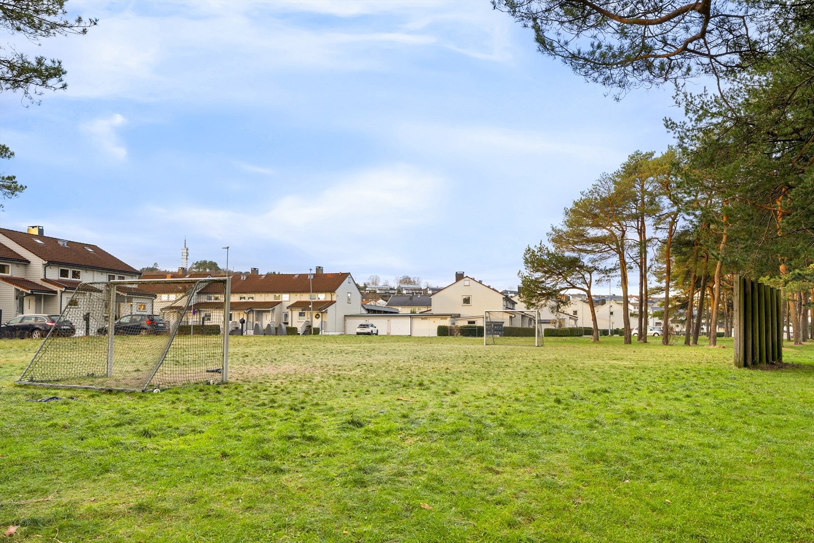 Boligen ligger mellom lekeplass og fotballbane, perfekt for familier med små barn. Gangvei uten trafikk til barnehage og skole. Galleribilde