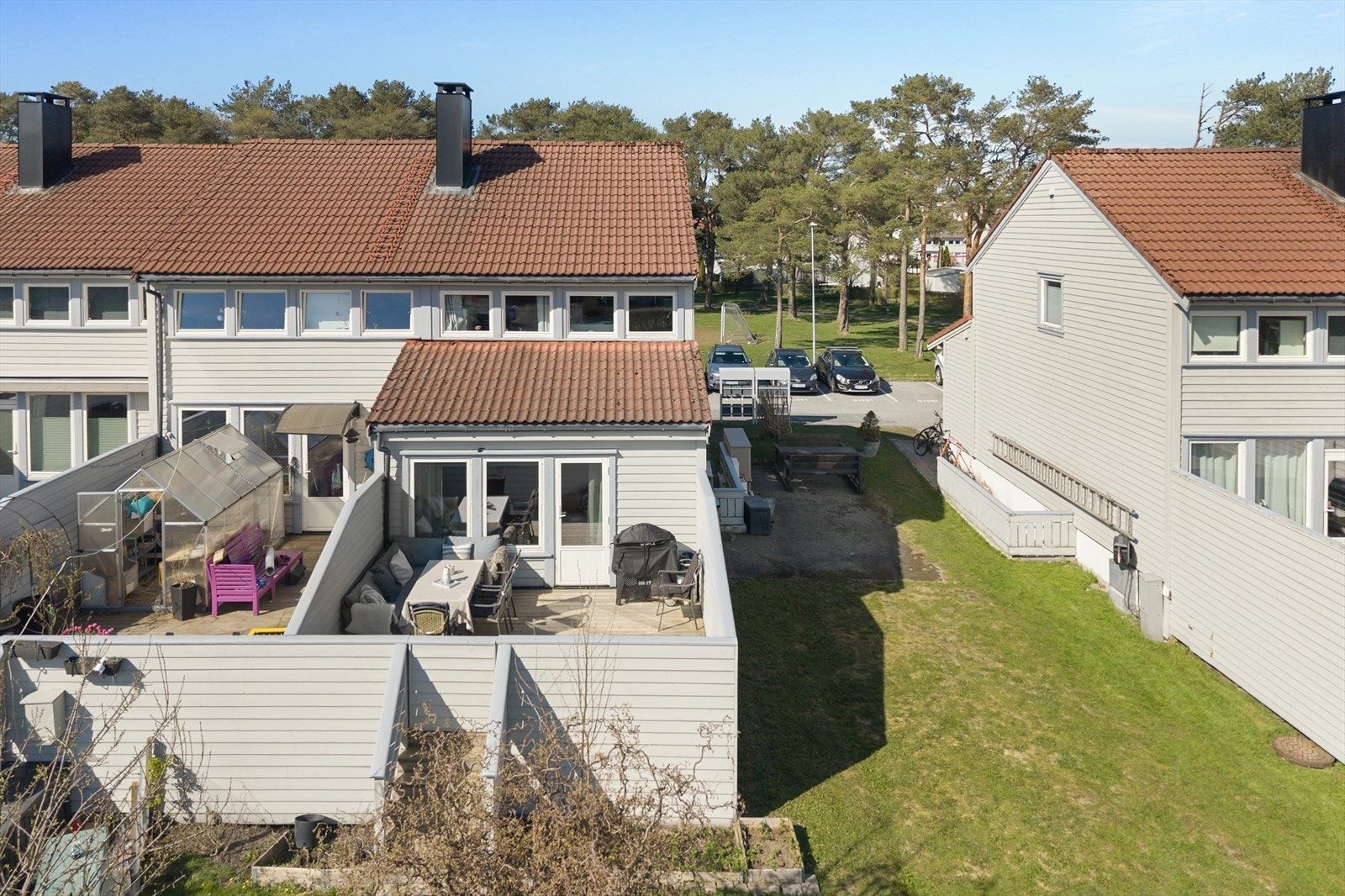 Bilen parkerer du like bak boligen på oppstillingsplass. Her er det fast oppmerket plass og ferdig installert lader. Boligen er godt skjermet fra støy fra motorveien og Auglendsveien. Galleribilde