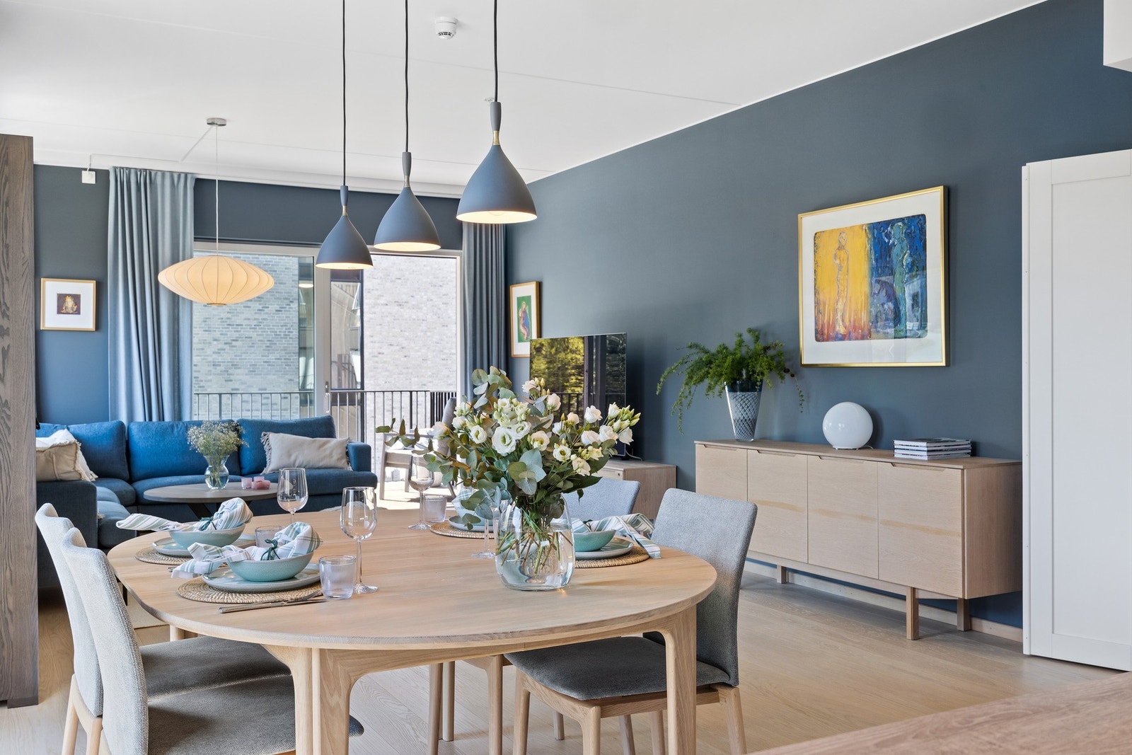 Fra stuen er det skyvedør med utgang til veranda Galleribilde