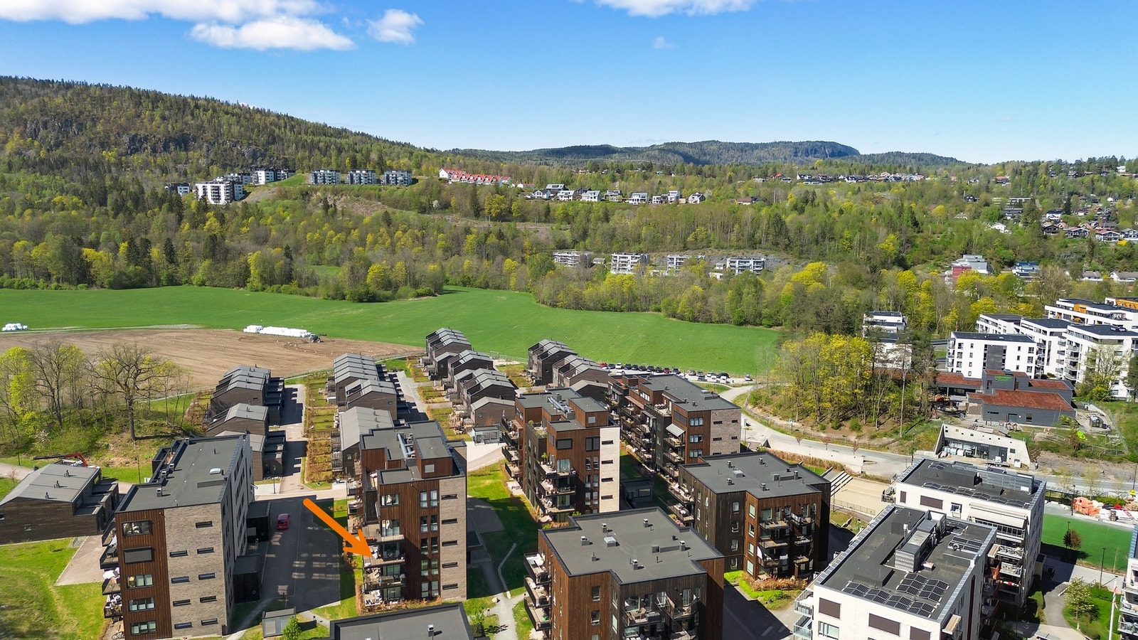 Sameiets tomteområde grenser inn til landbruks- og friområder med fine turmuligheter. Her kjøres det også skispor tilknyttet løypenettet i Vestmarka i vinterhalvåret. Galleribilde