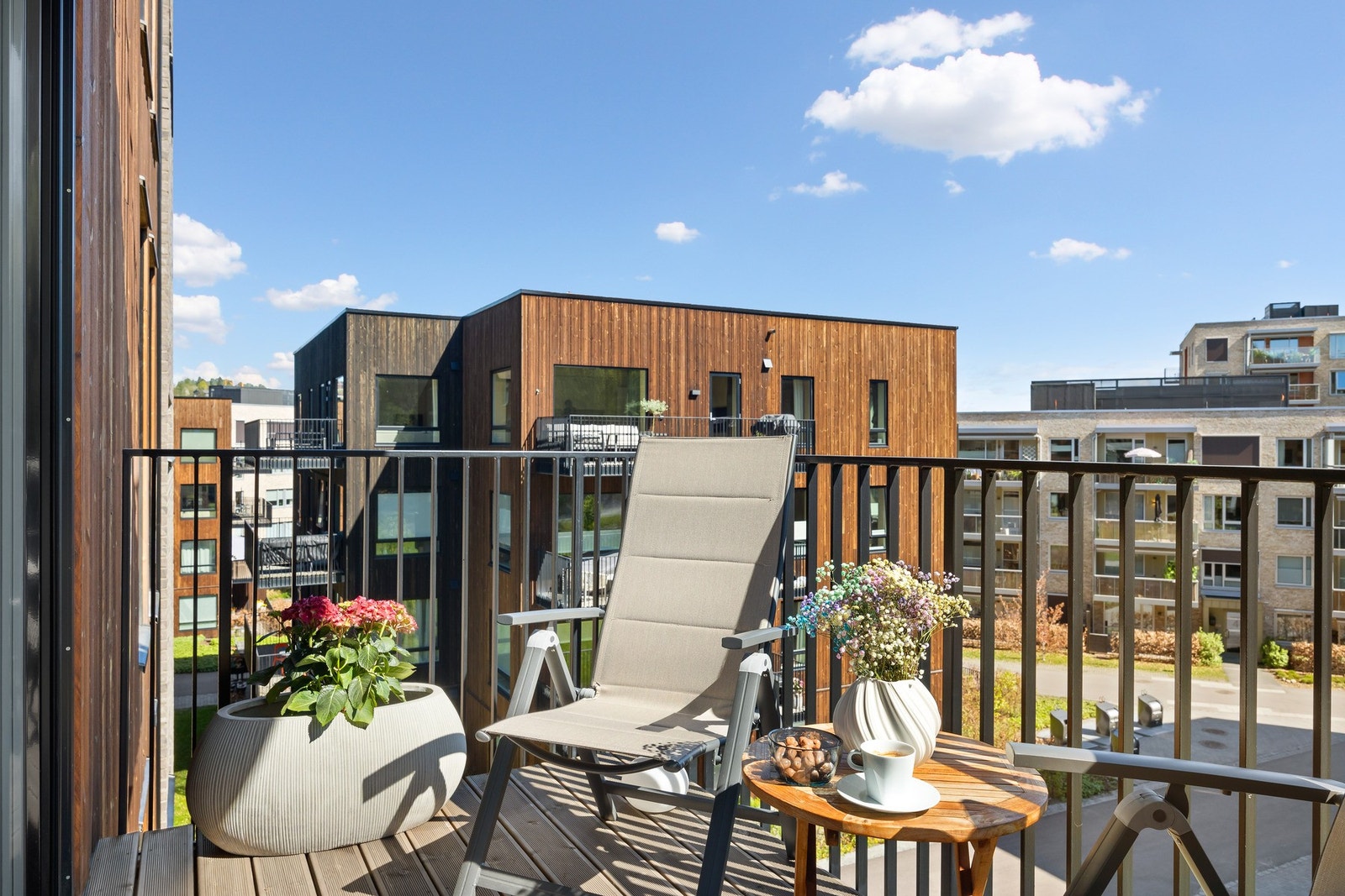 Hjørneveranda på 19 kvm med sol fra morgen til kveld Galleribilde