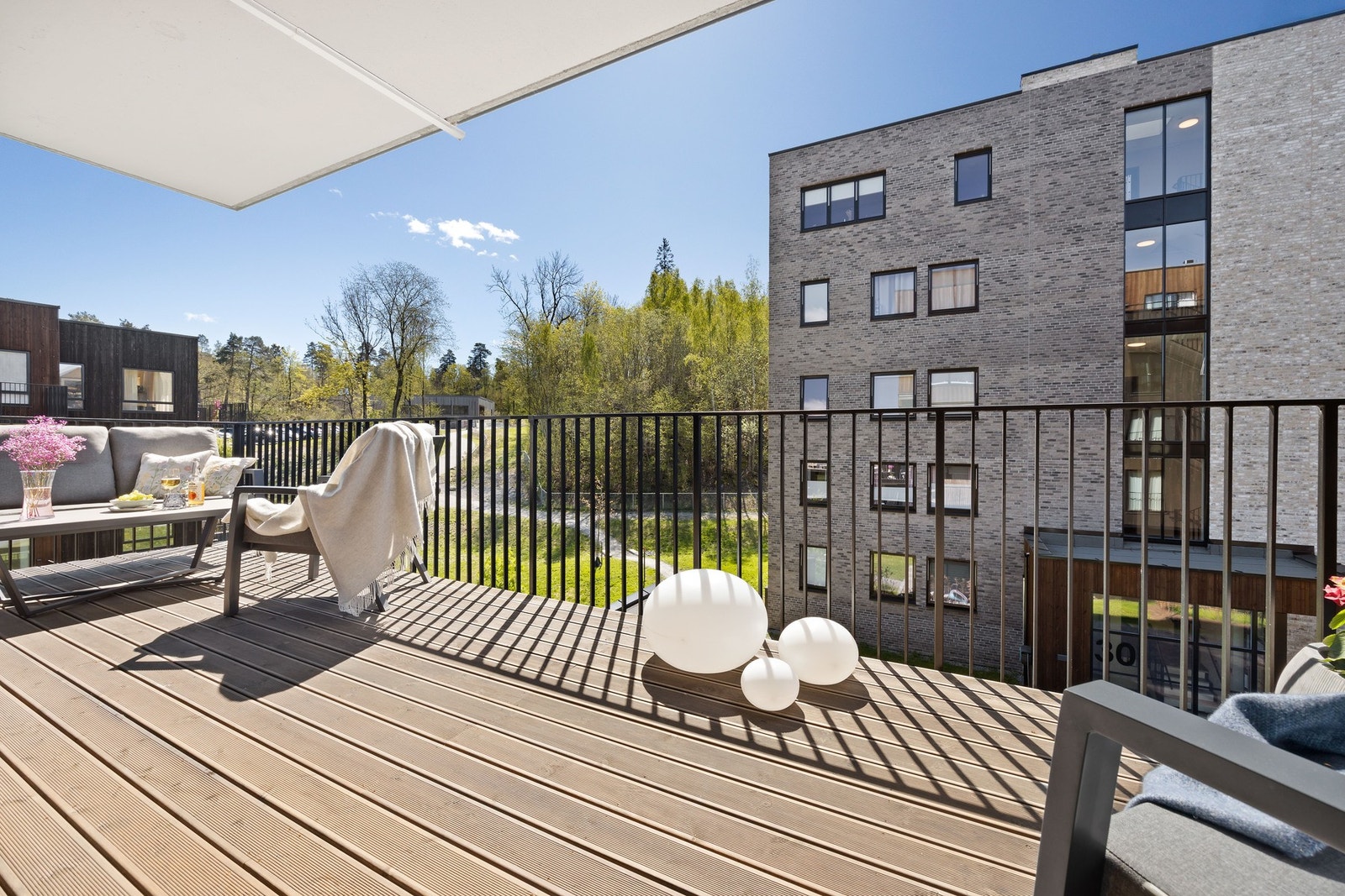 Overbygd veranda med elektrisk terrassevarmer montert på veggen Galleribilde