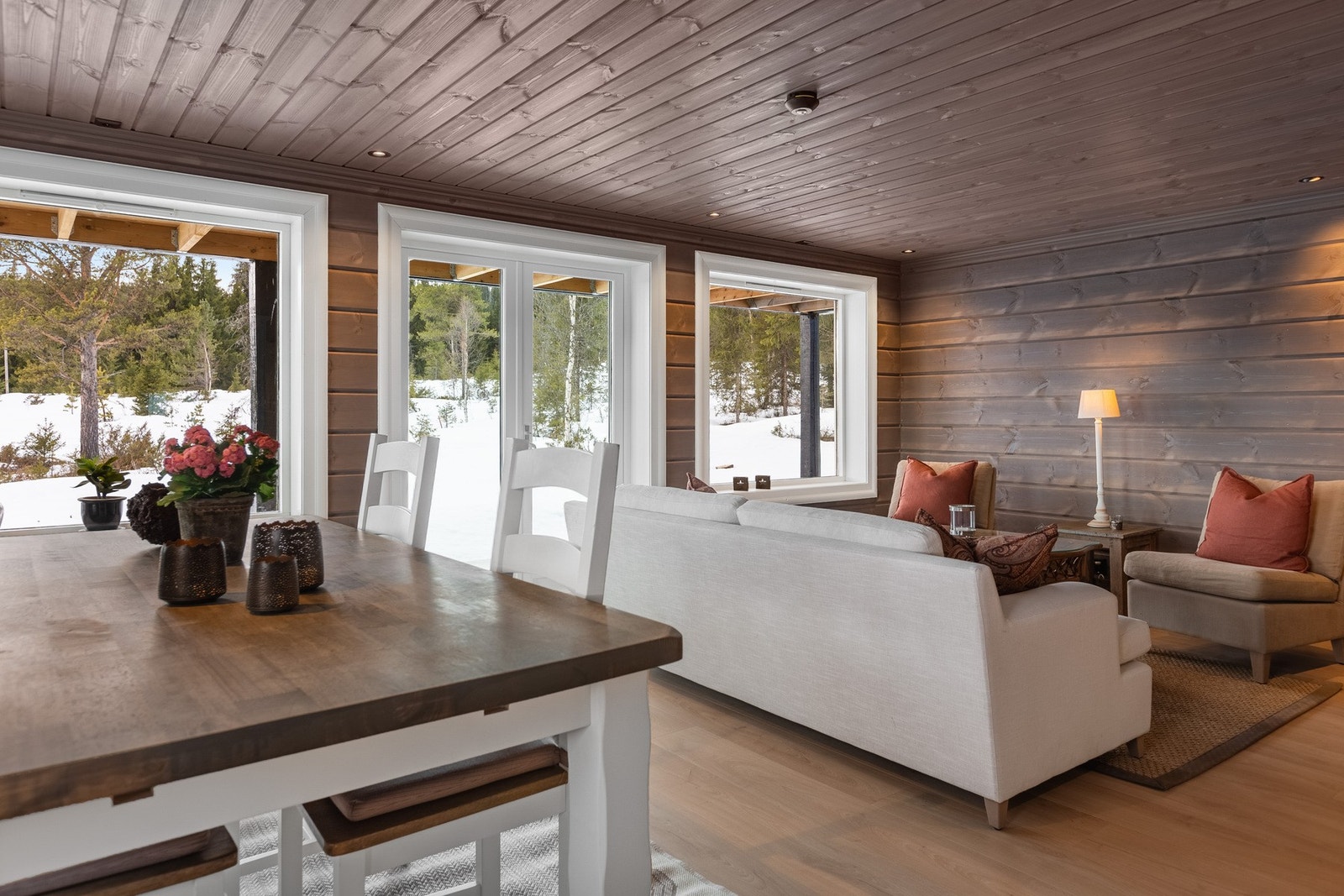 Fra stuen er det utgang til terrasse. Galleribilde