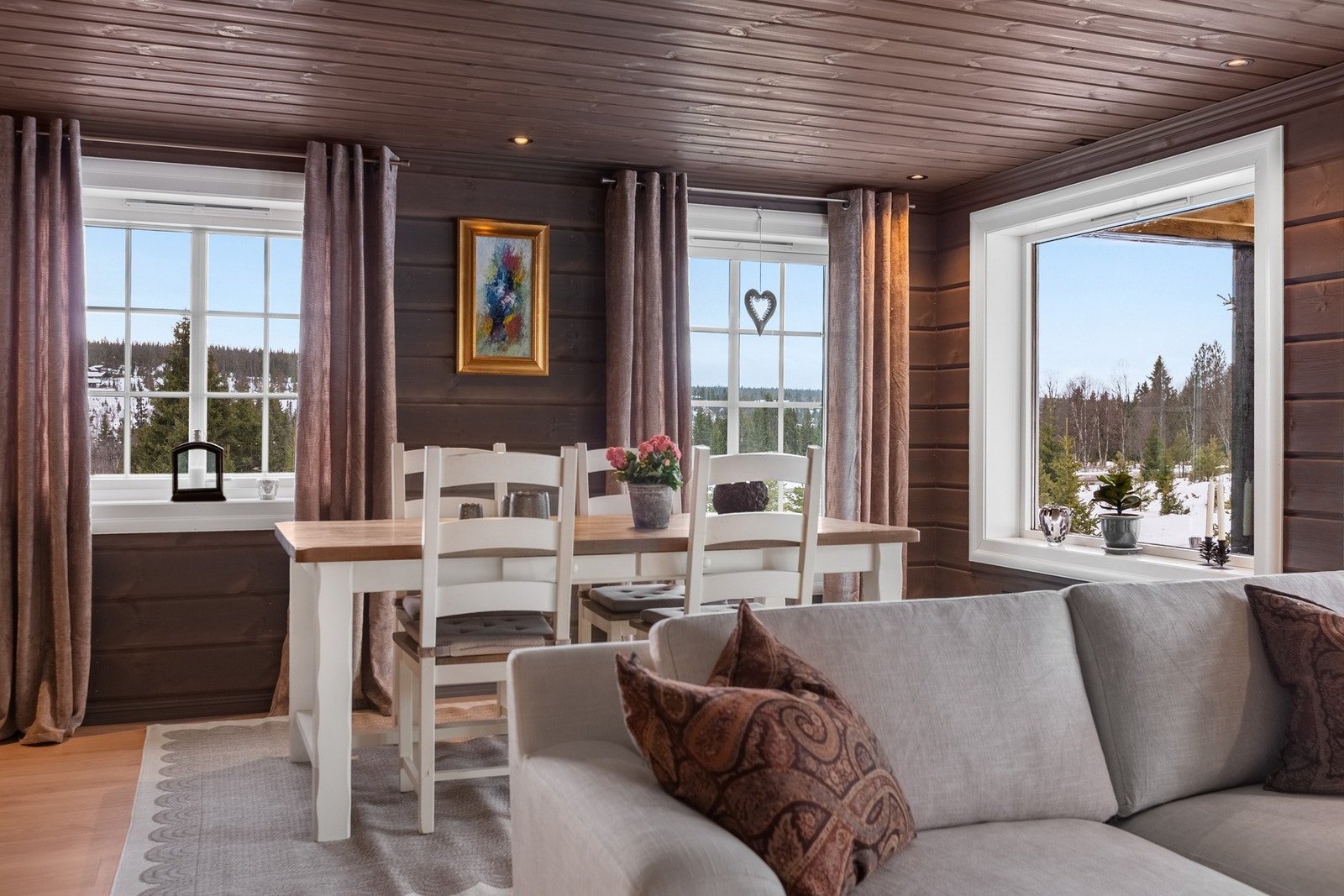 God plass til møblering av en spisestue og salong, hvor hele familien kan samles. Galleribilde