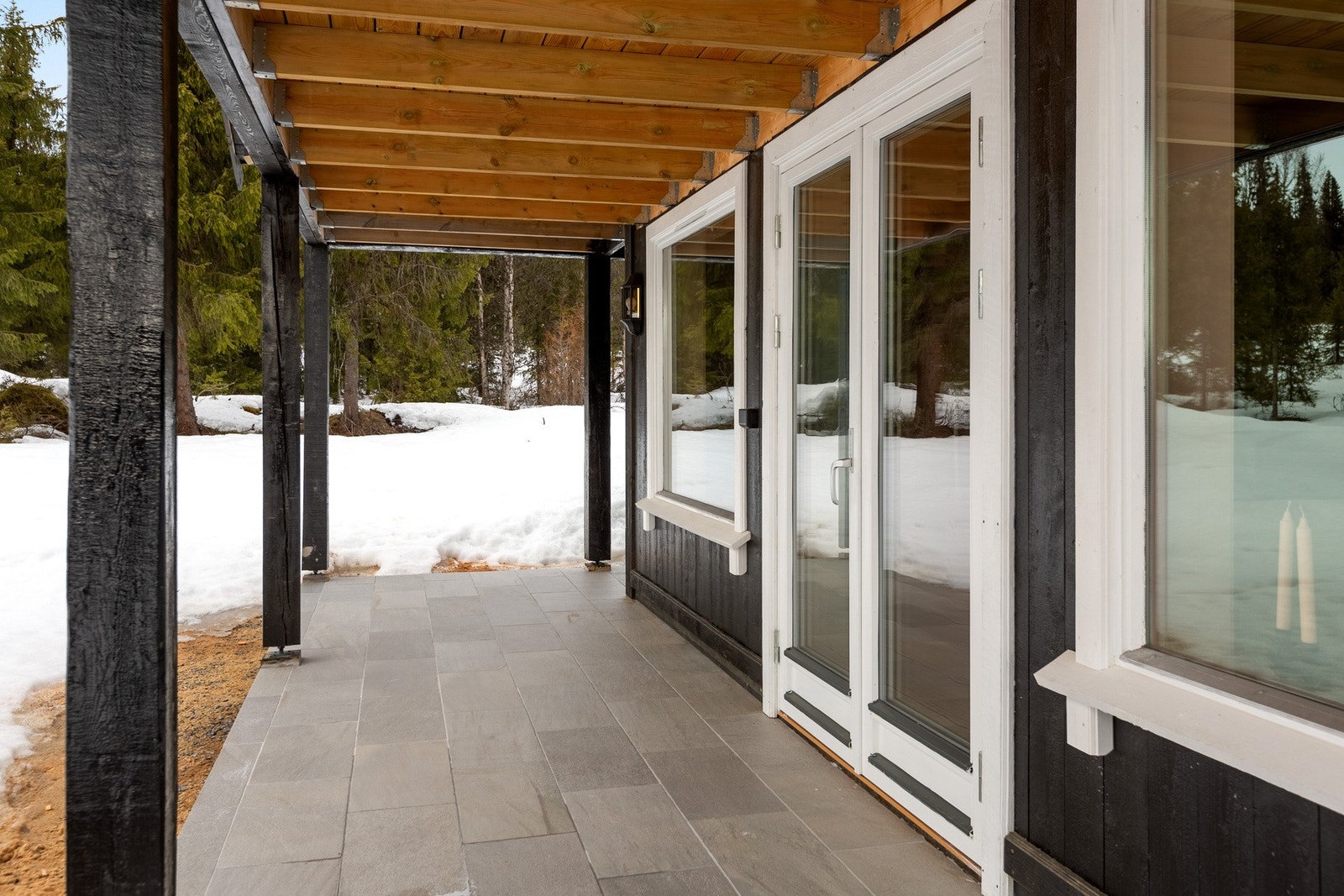 Overbygd terrasse med plass til utemøblement. Galleribilde