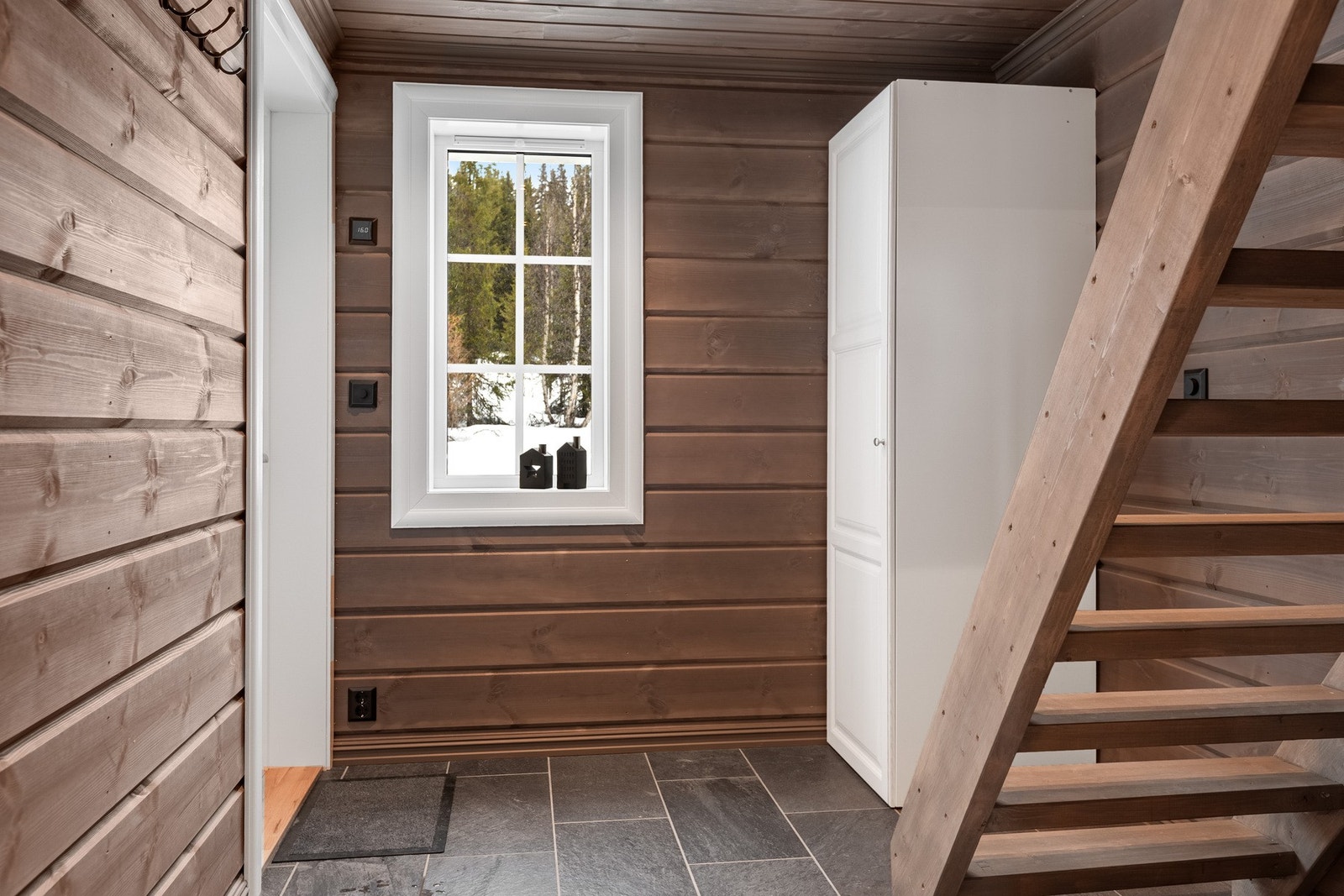 Velkommen inn! Romslig og fin entré med plass til å henge fra seg yttertøy i garderobeskap, og sette fra seg sko. Galleribilde
