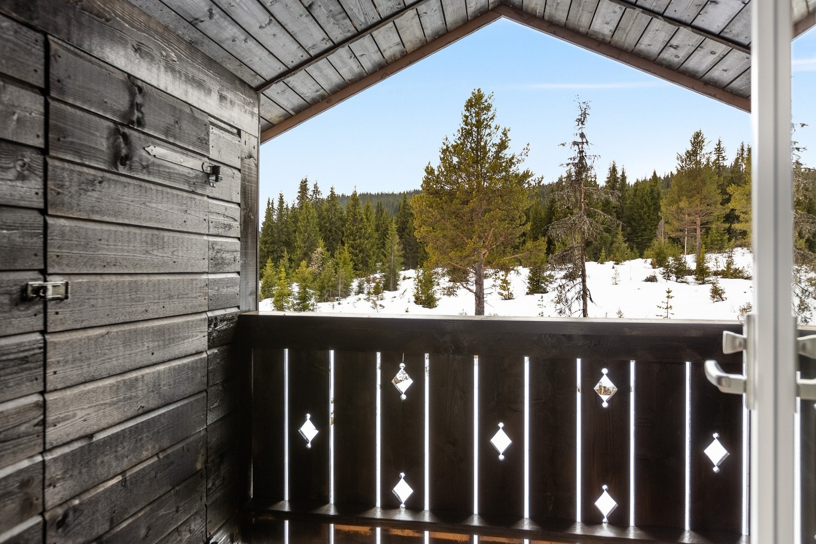 Verandaen er på ca. 3,5 m2. Herfra er det tilgang til to utvendige boder på ca. 4,5 m2 hver. Galleribilde