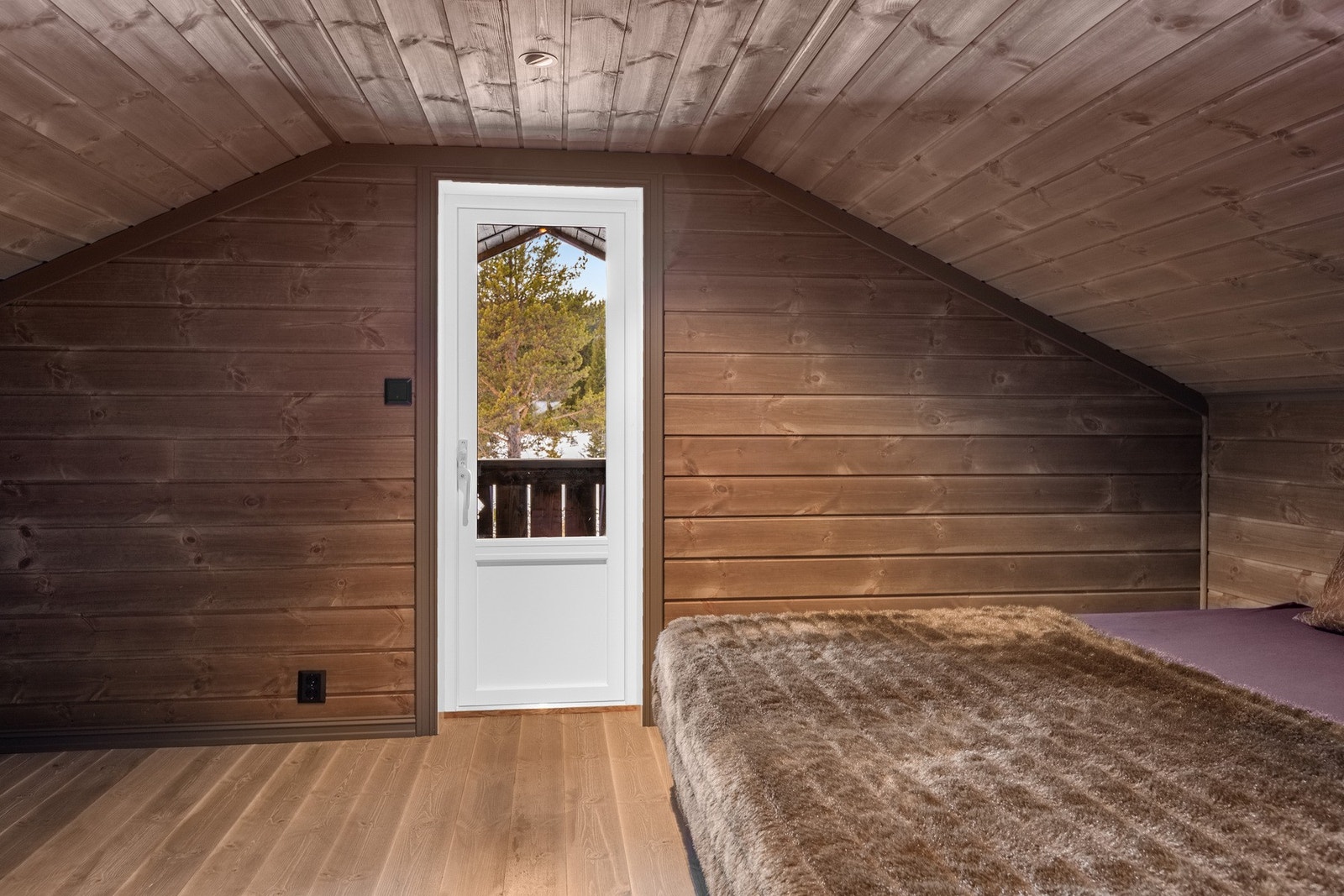 Hemsrom innredet med soveplasser, med utgang til veranda. Galleribilde