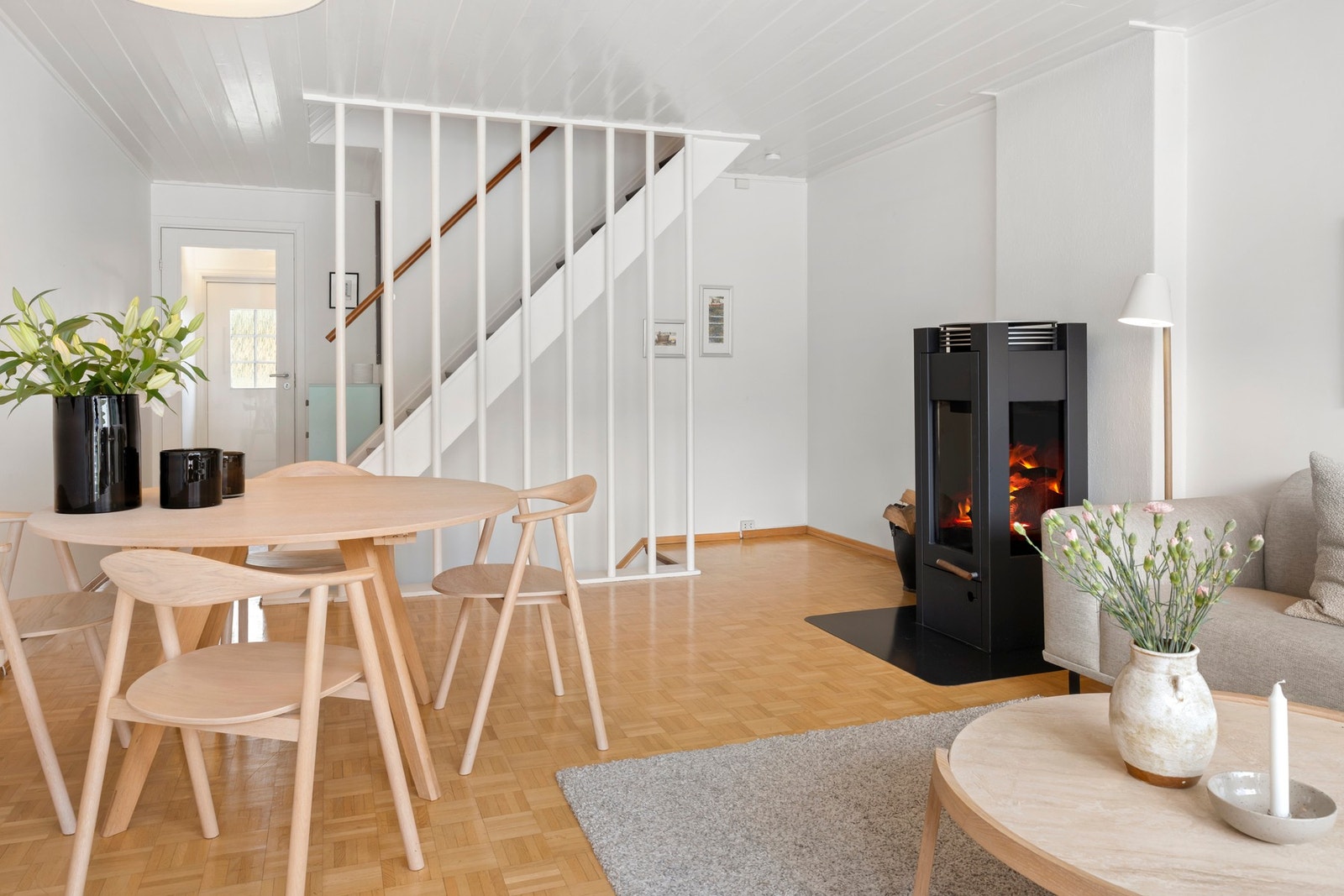Boligen har store, lyse oppholdsrom med god plass til venner og familie og en fantastisk terrasse som rommer flere sittegrupper Galleribilde