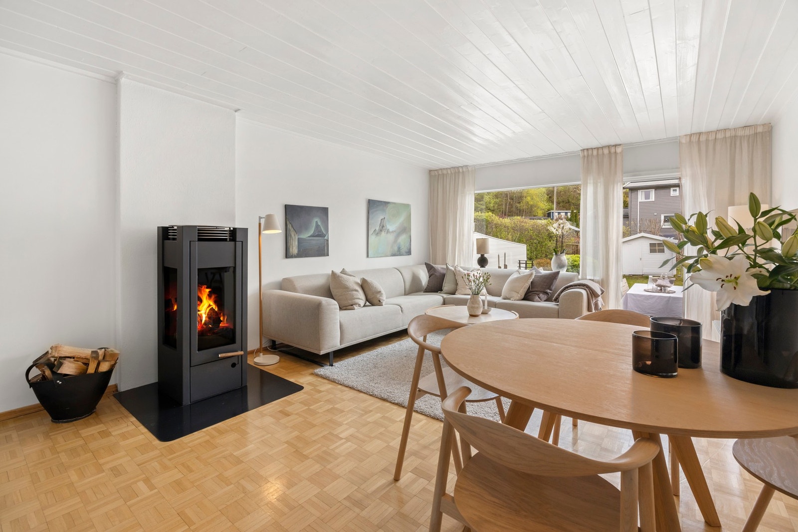Boligen har store, lyse oppholdsrom med god plass til venner og familie og en fantastisk terrasse som rommer flere sittegrupper Galleribilde