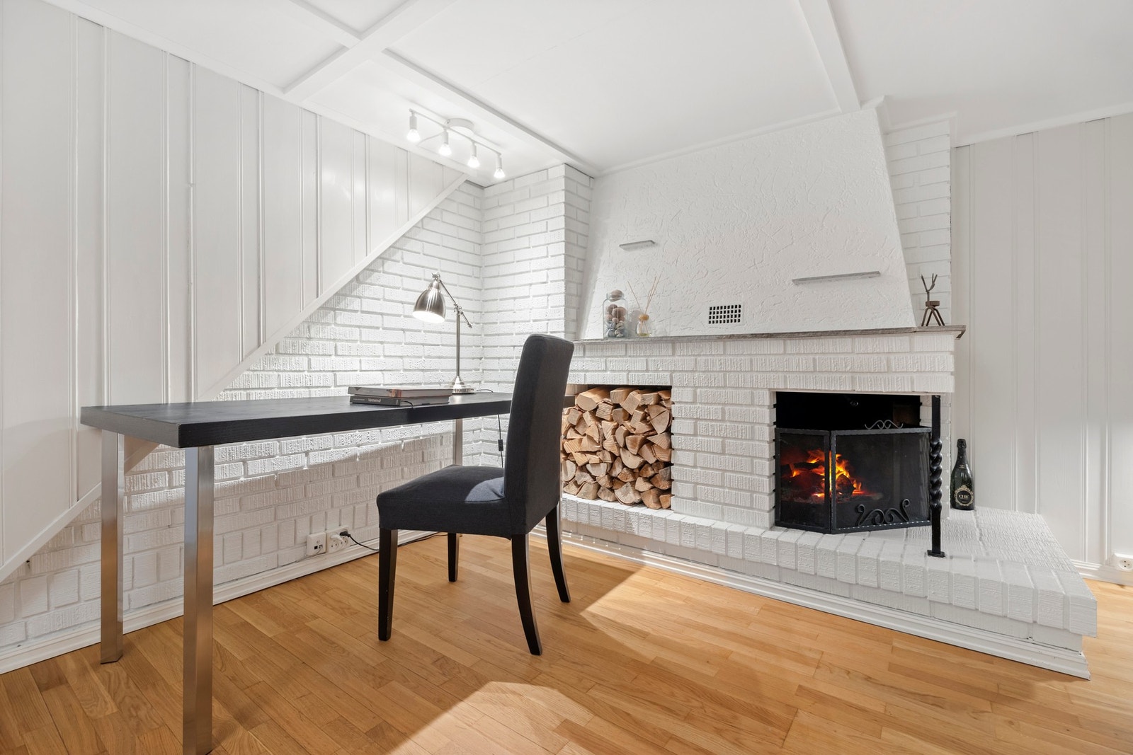 Kjellerstue med hyggelig peis Galleribilde
