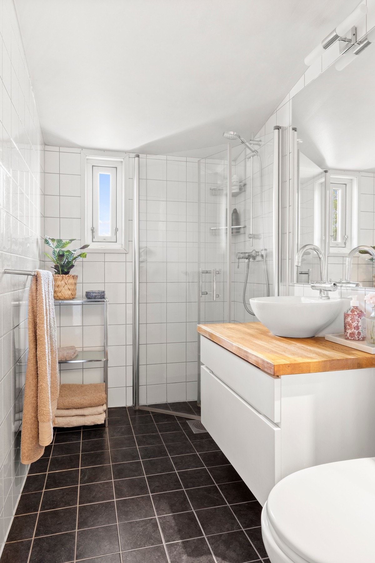 Badet har flislagt gulv med gulvvarme og flislagte vegger Galleribilde