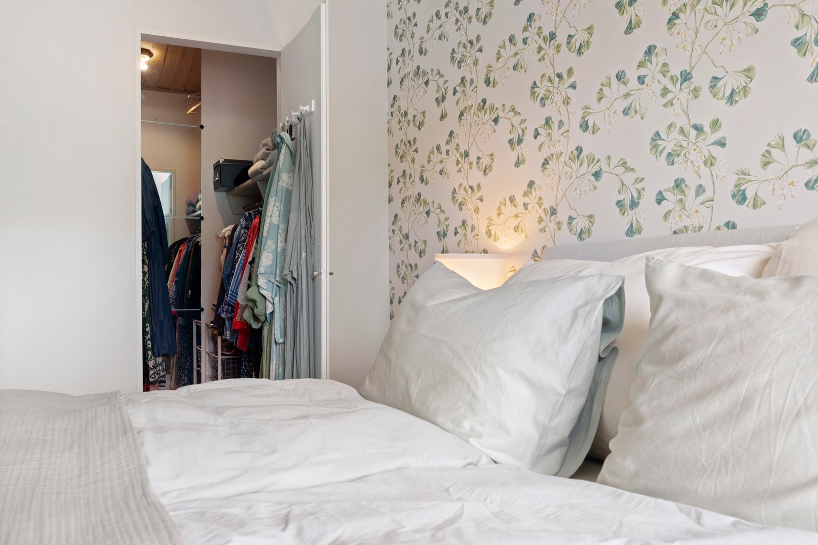 Hovedsoverom har tilgang til walk-in closet Galleribilde