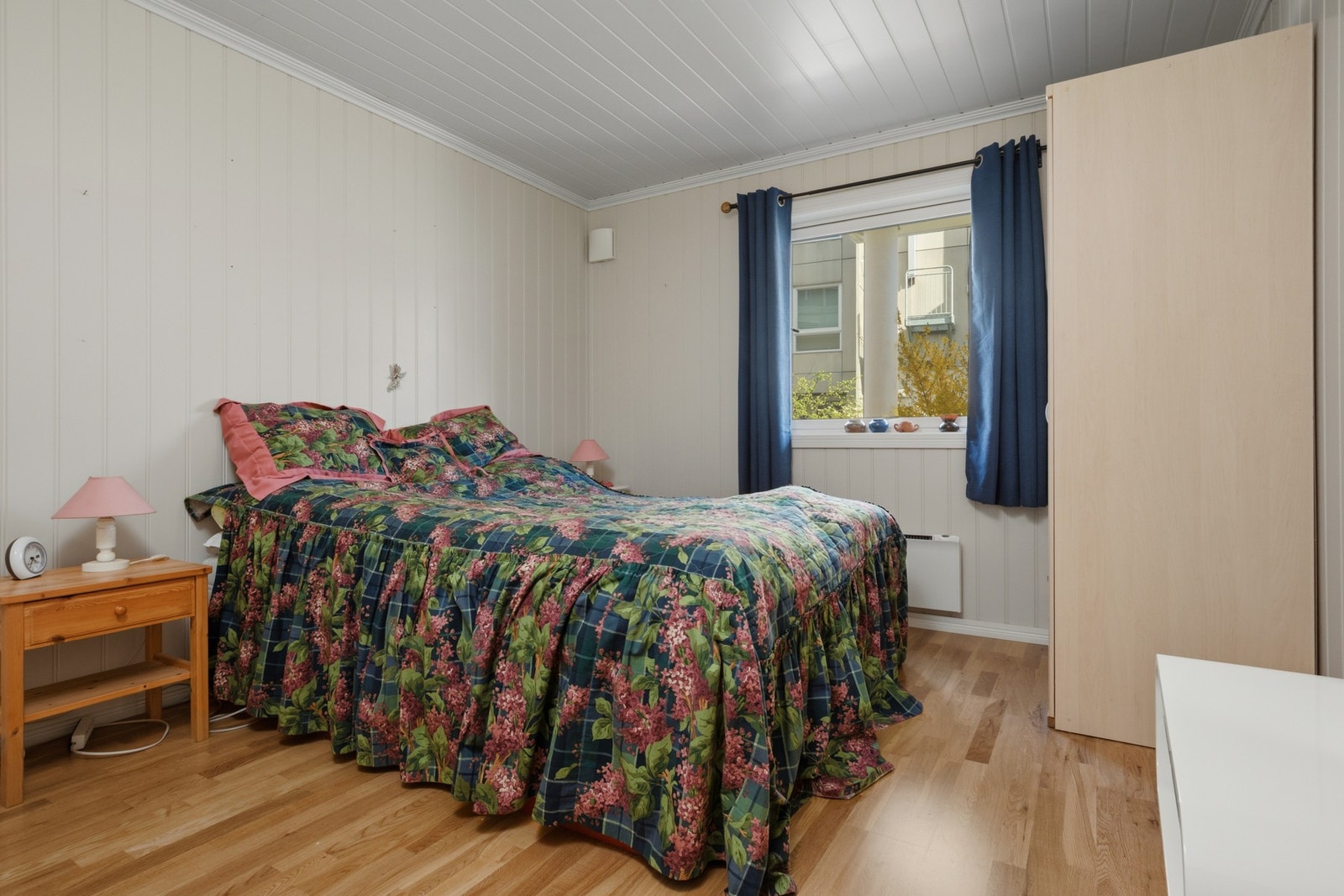Romslig soverom med plass til dobbeltseng og garderobeløsning. Galleribilde
