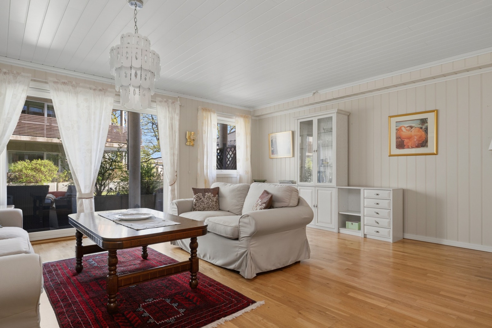 Lys og hyggelig stue med naturlig plass til både sofagruppe og spisebord. Fra stuen er det utgang til terrasse/balkong på ca. 9 m². Galleribilde